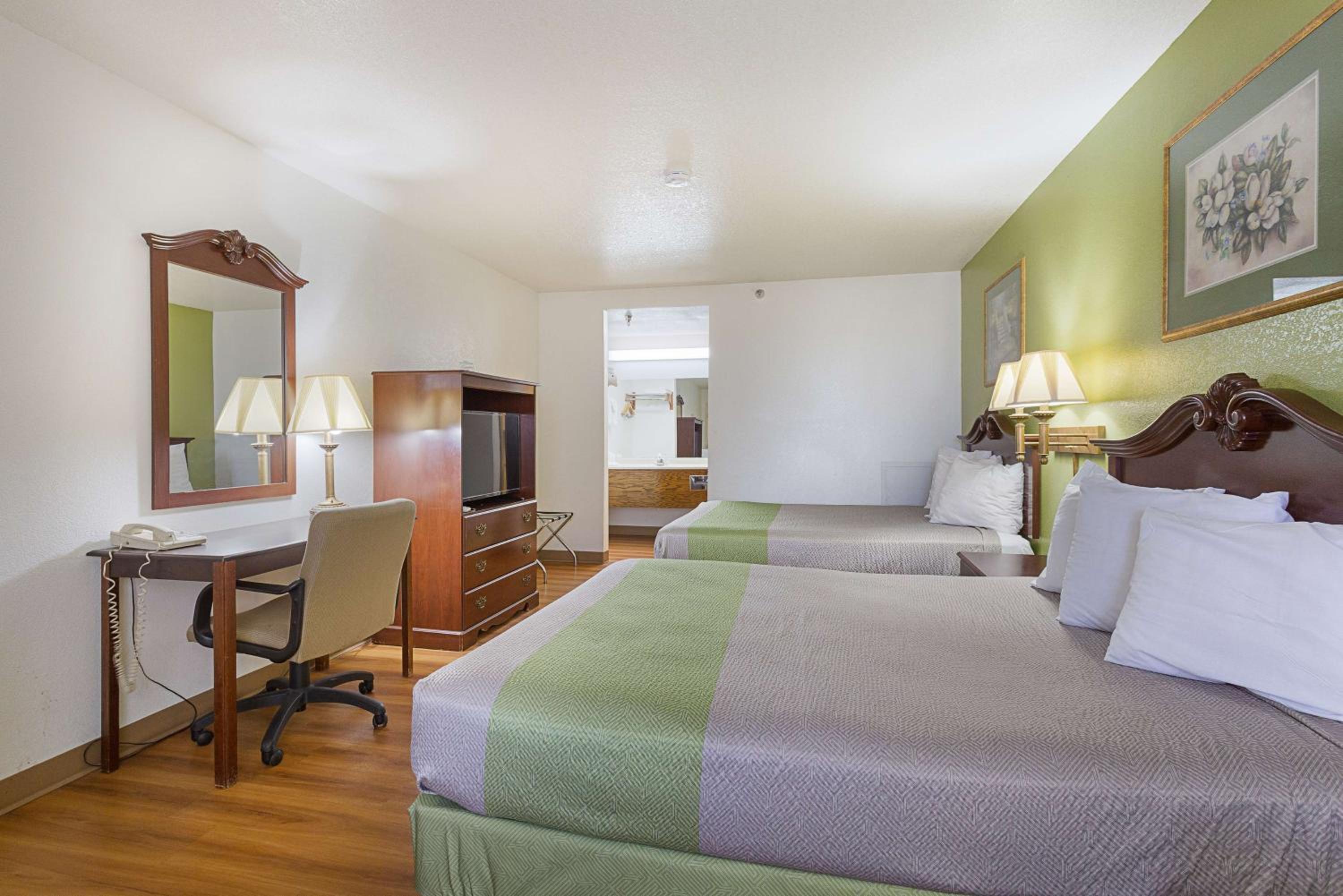 Standard Queen Room with Two Queen Beds - Non-Smoking photo 3