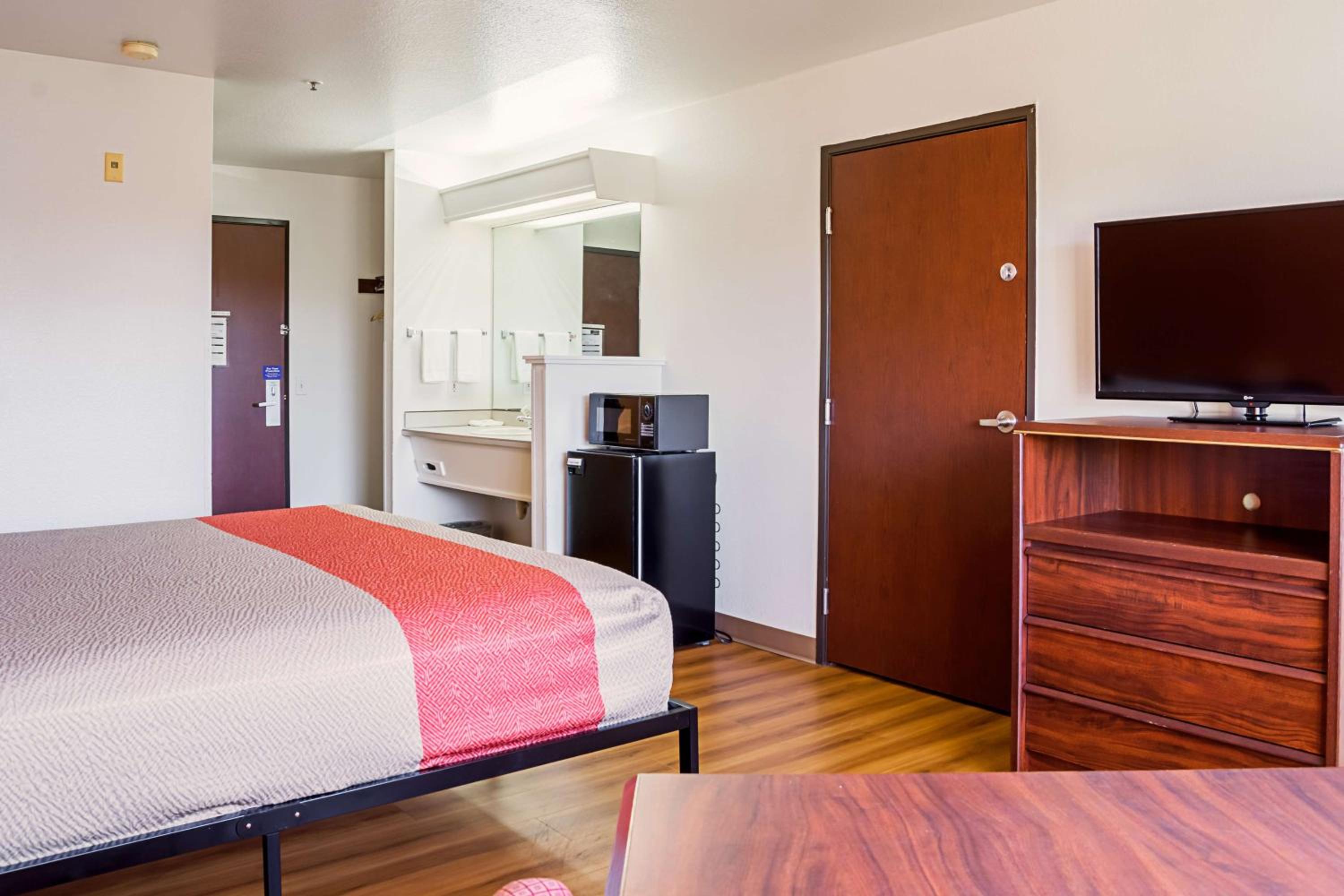Deluxe King Room - Non-Smoking - Photo 1
