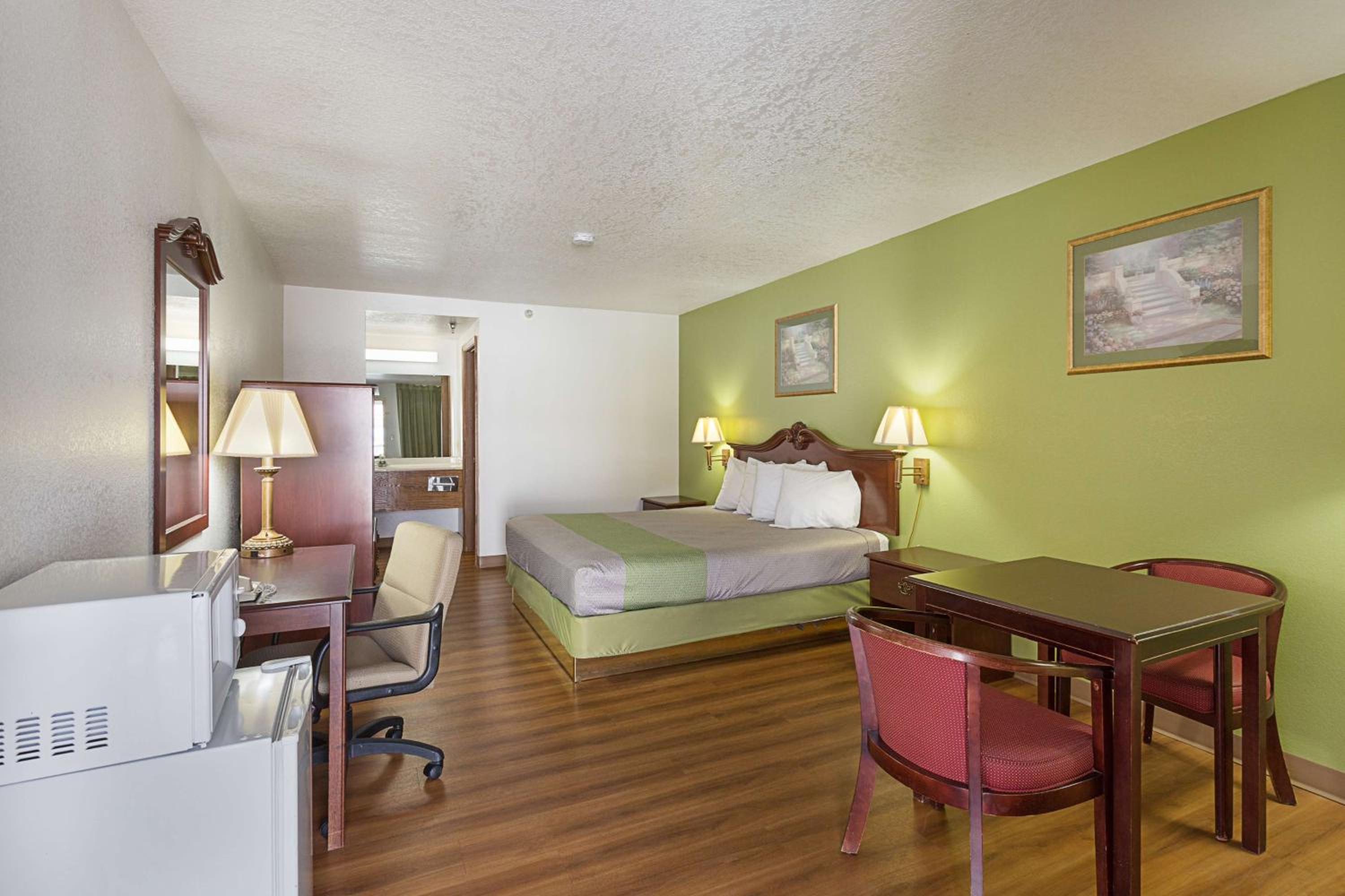 King Room - Non-Smoking photo 3