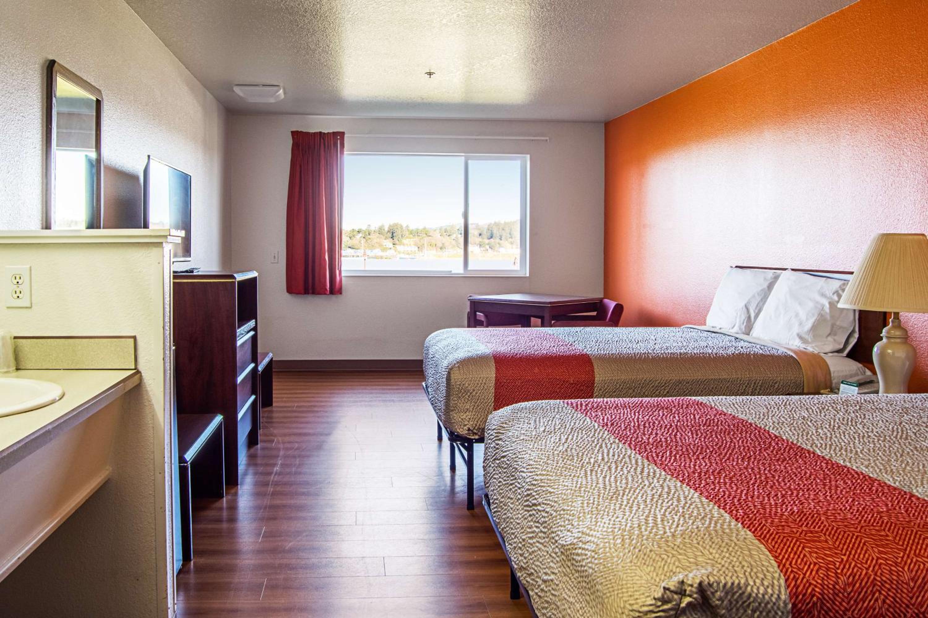 Deluxe Queen Room with Two Queen Beds - Non-Smoking - Photo 9