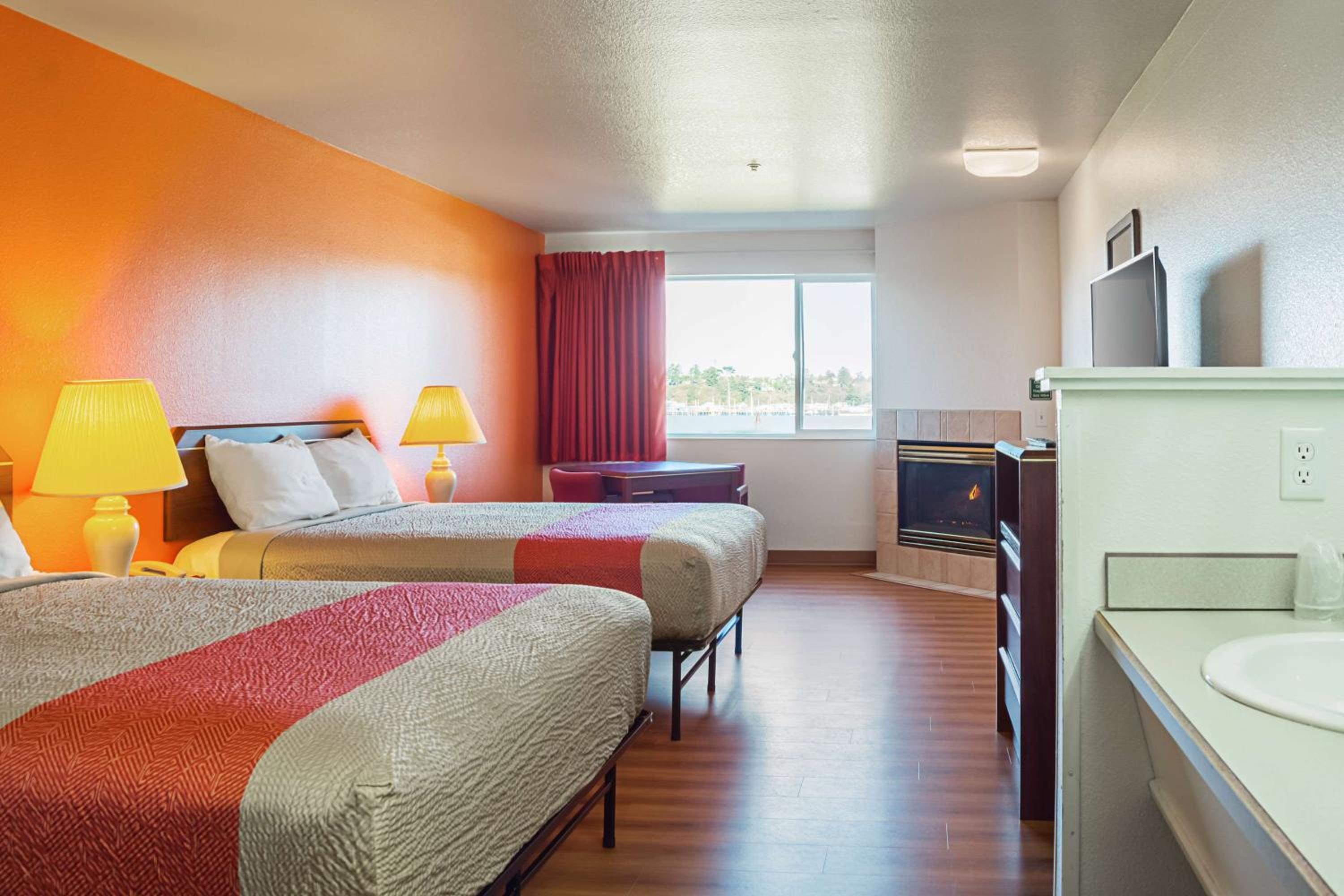 Deluxe Queen Room with Two Queen Beds - Non-Smoking - Photo 3