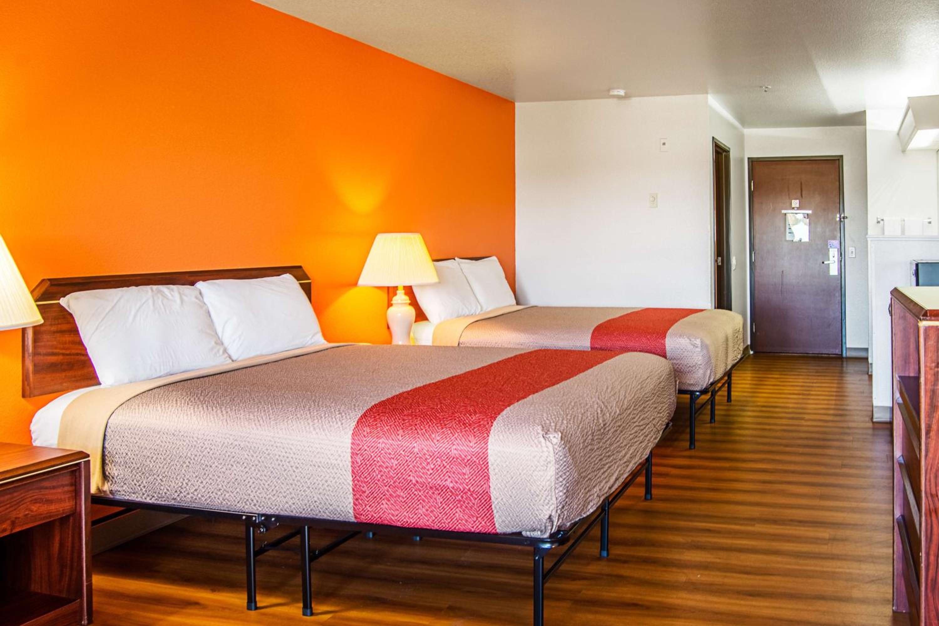 Deluxe Queen Room with Two Queen Beds - Non-Smoking - Photo 4
