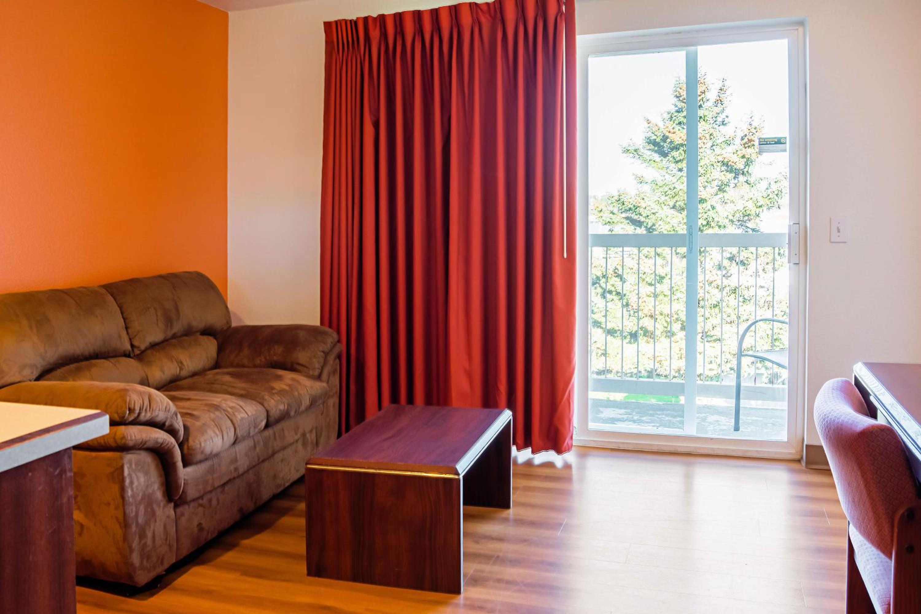 Suite - Non-Smoking - Photo 2