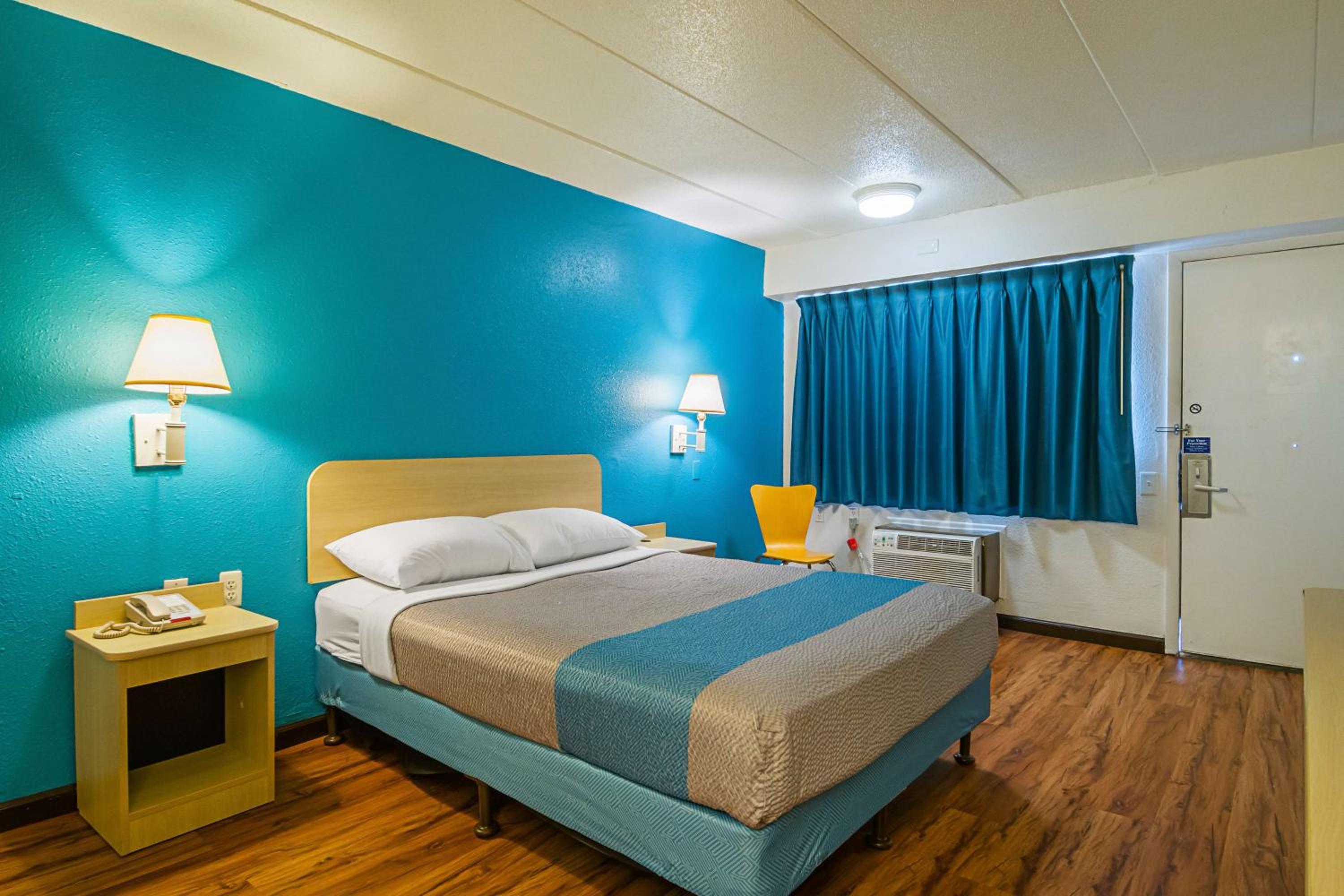 Queen Room photo 1