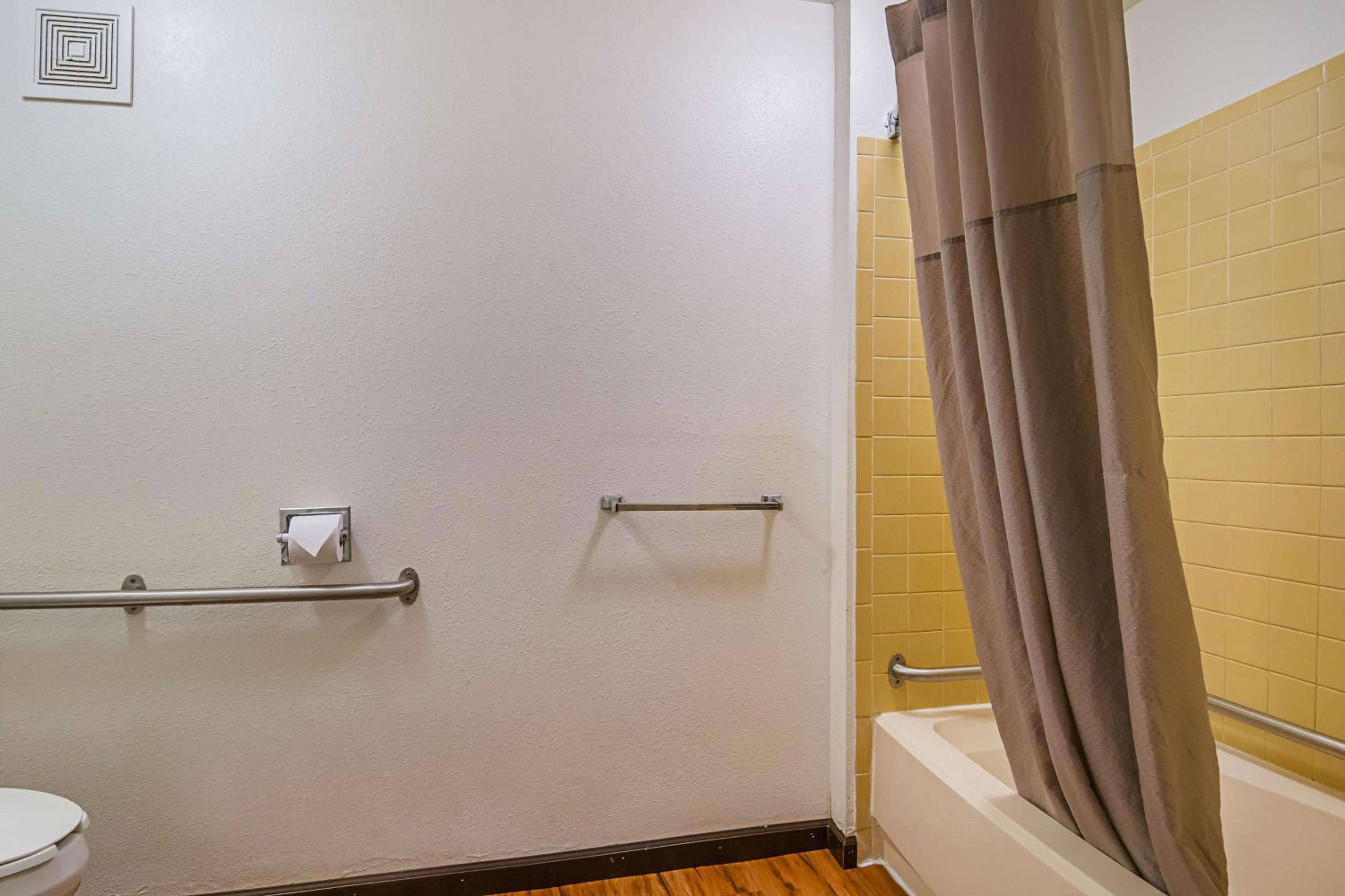 Queen Room - Disability Access - Roll in Shower photo 3