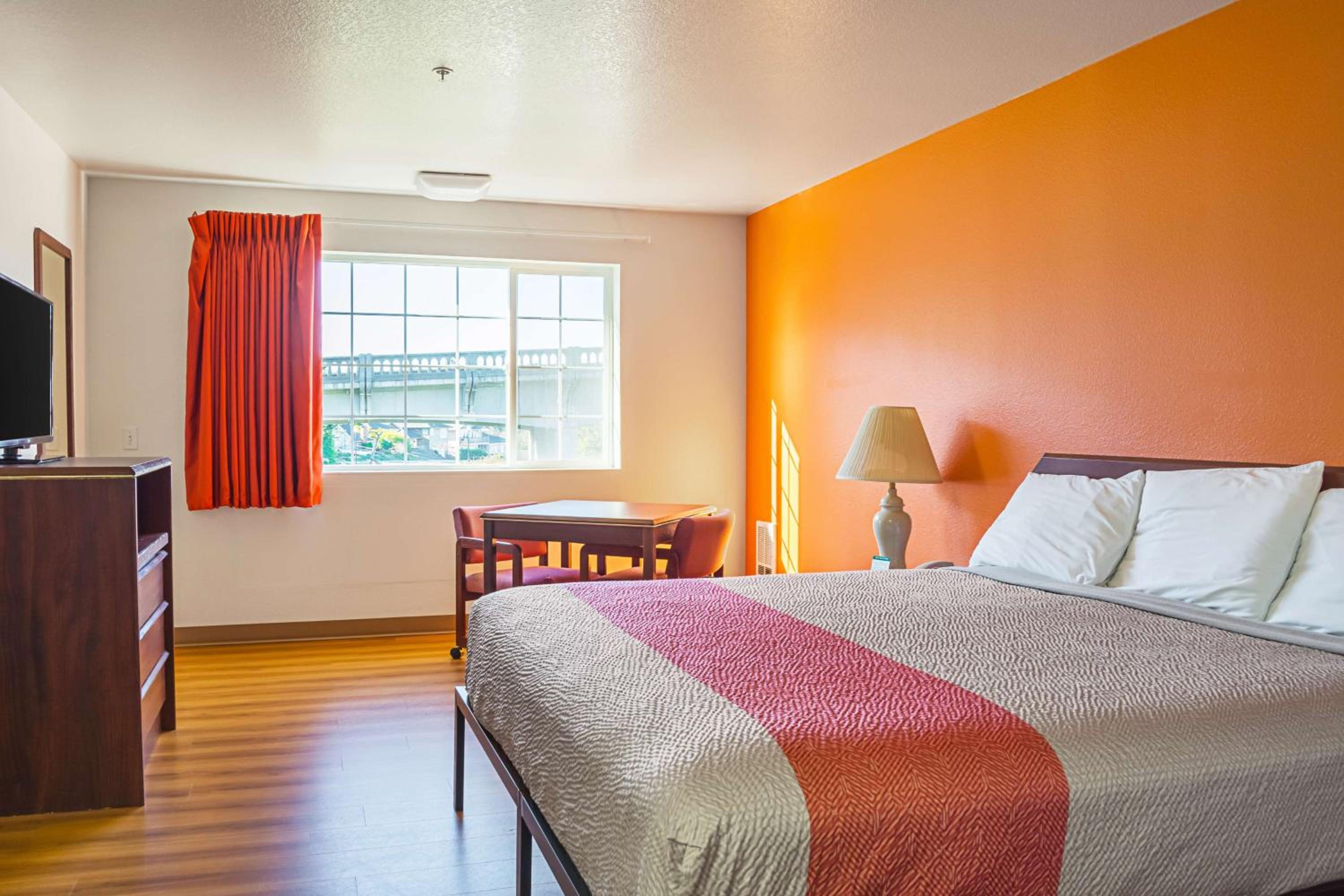 Deluxe King Room - Non-Smoking - Photo 4