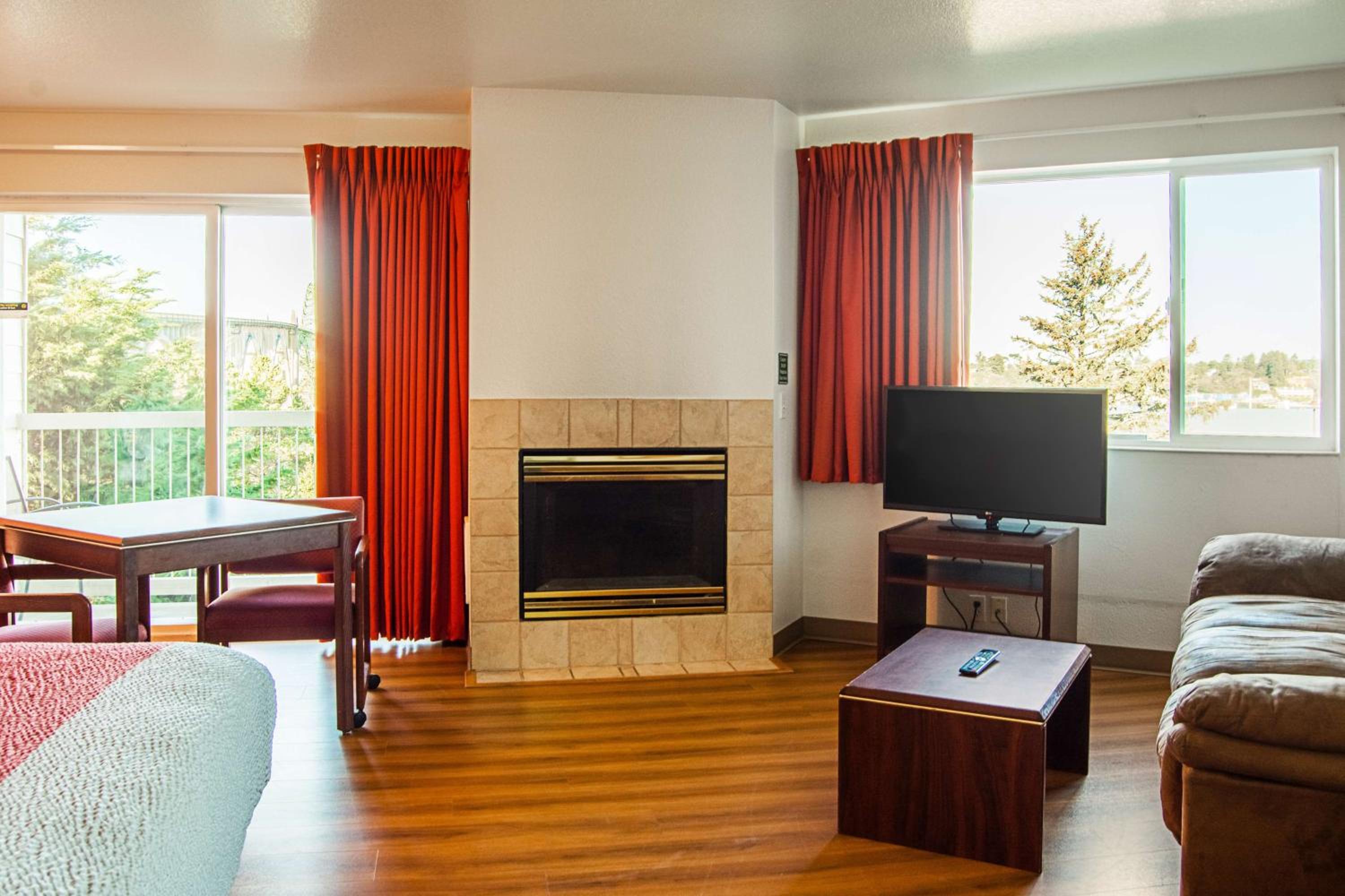 Deluxe Queen Room with Two Queen Beds - Non-Smoking - Photo 8