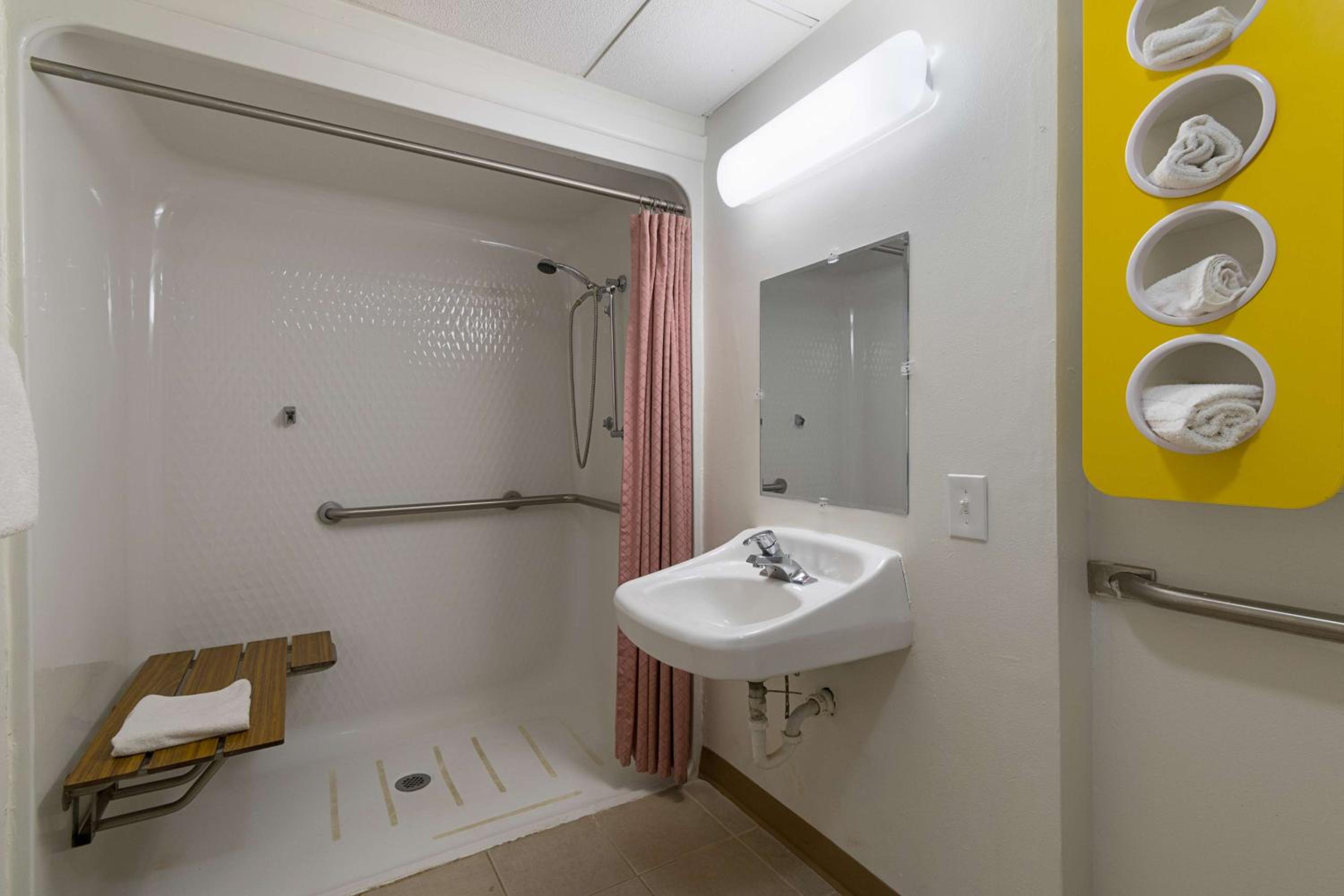 Queen Room with Two Queen Beds - Non-Smoking - Photo 8