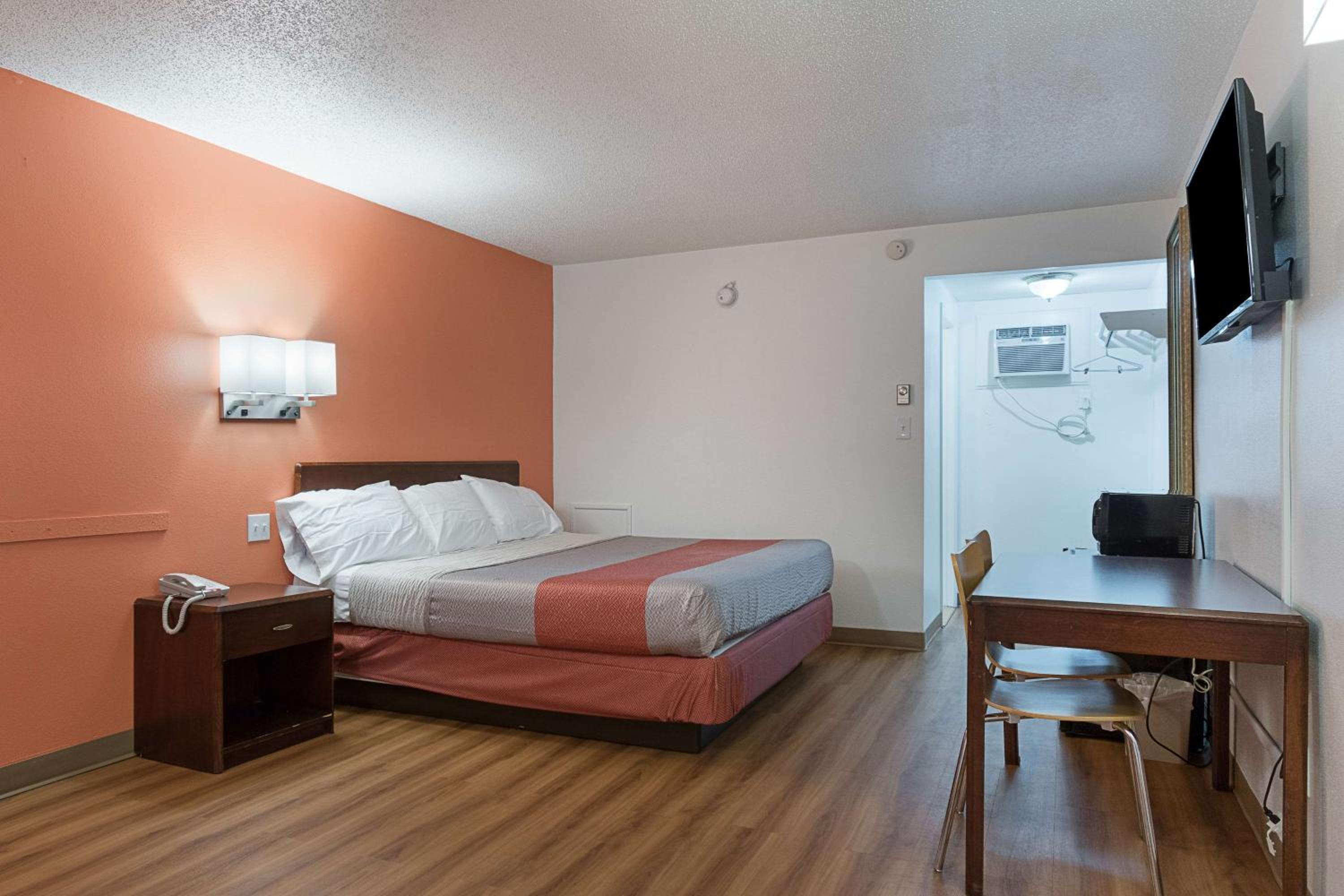 King Room - Non-Smoking - Photo 1
