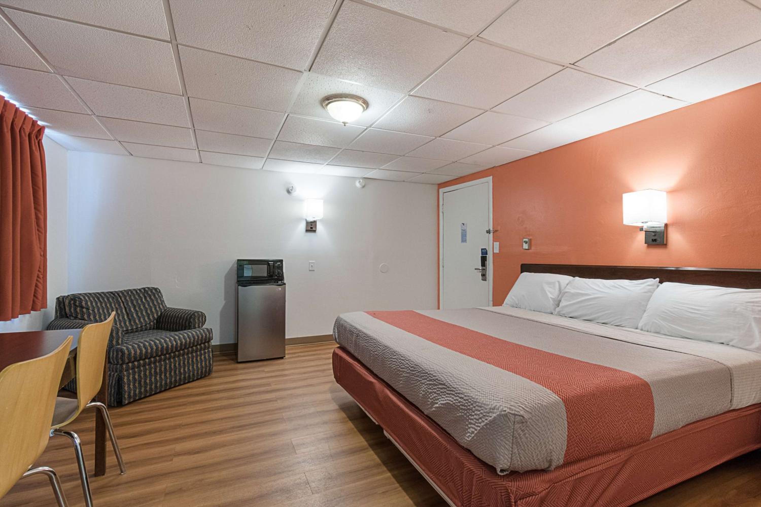 King Room - Non-Smoking - Photo 4
