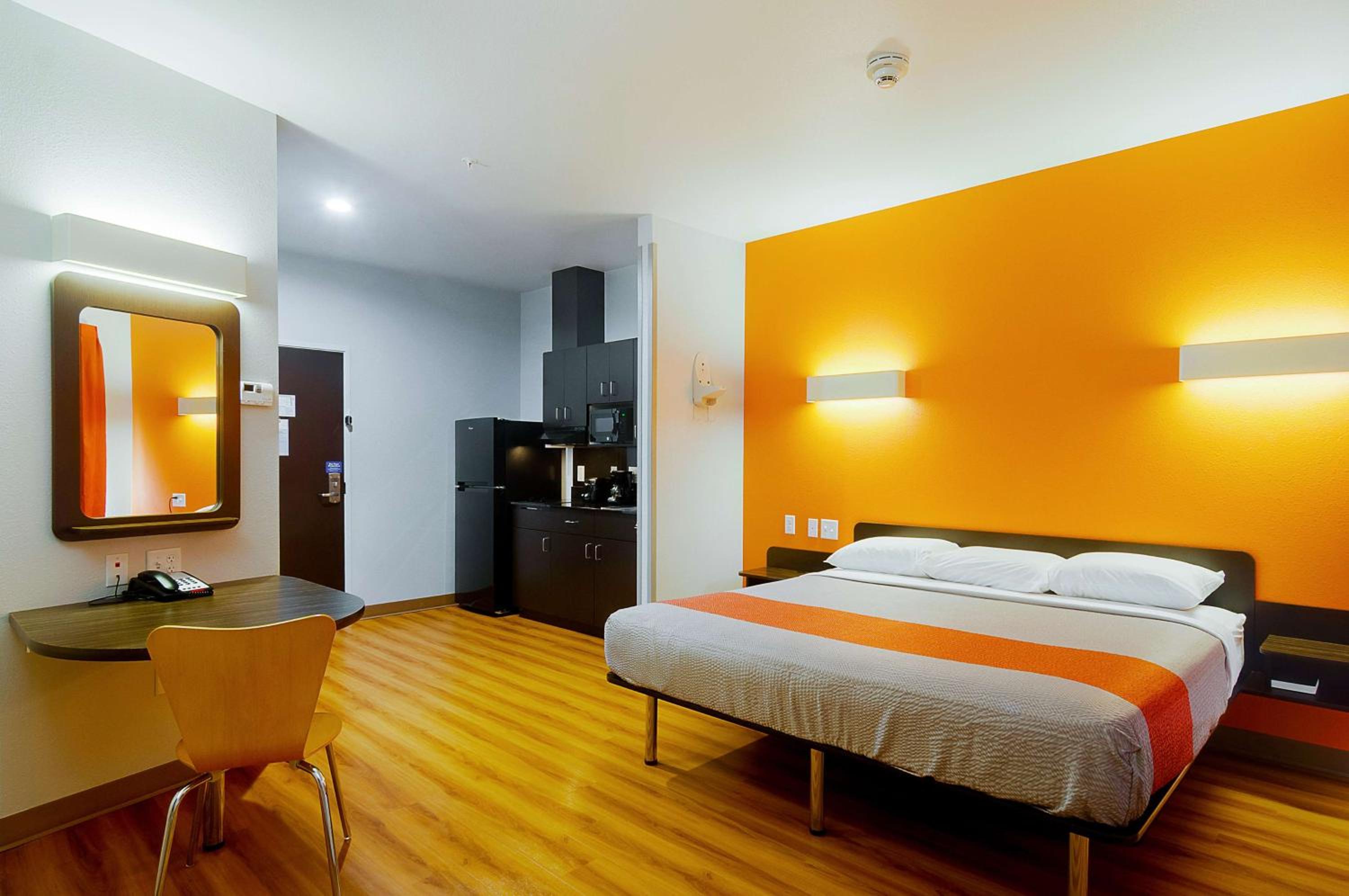 King Room - Non-Smoking photo 2