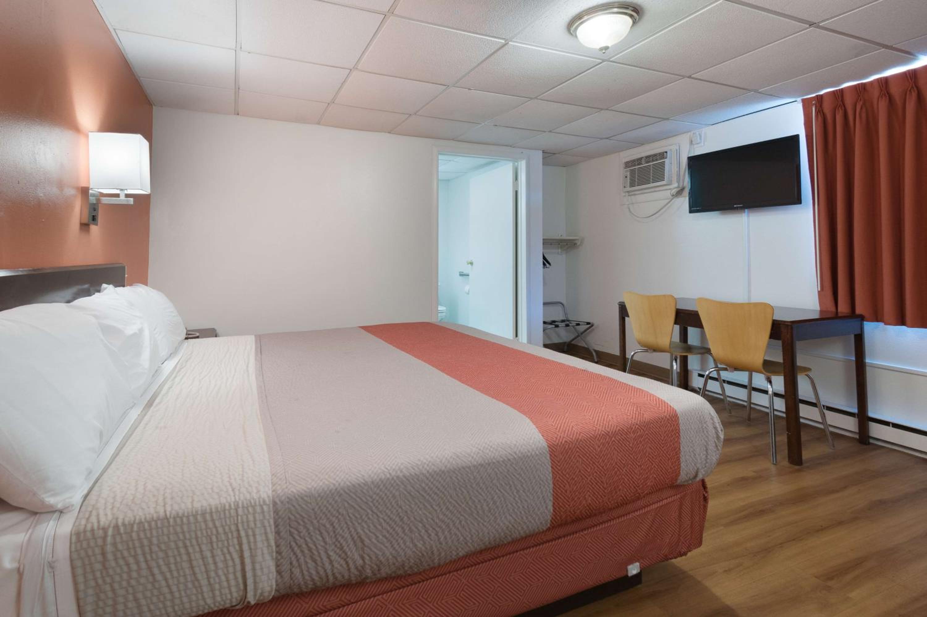 King Room - Non-Smoking - Photo 2