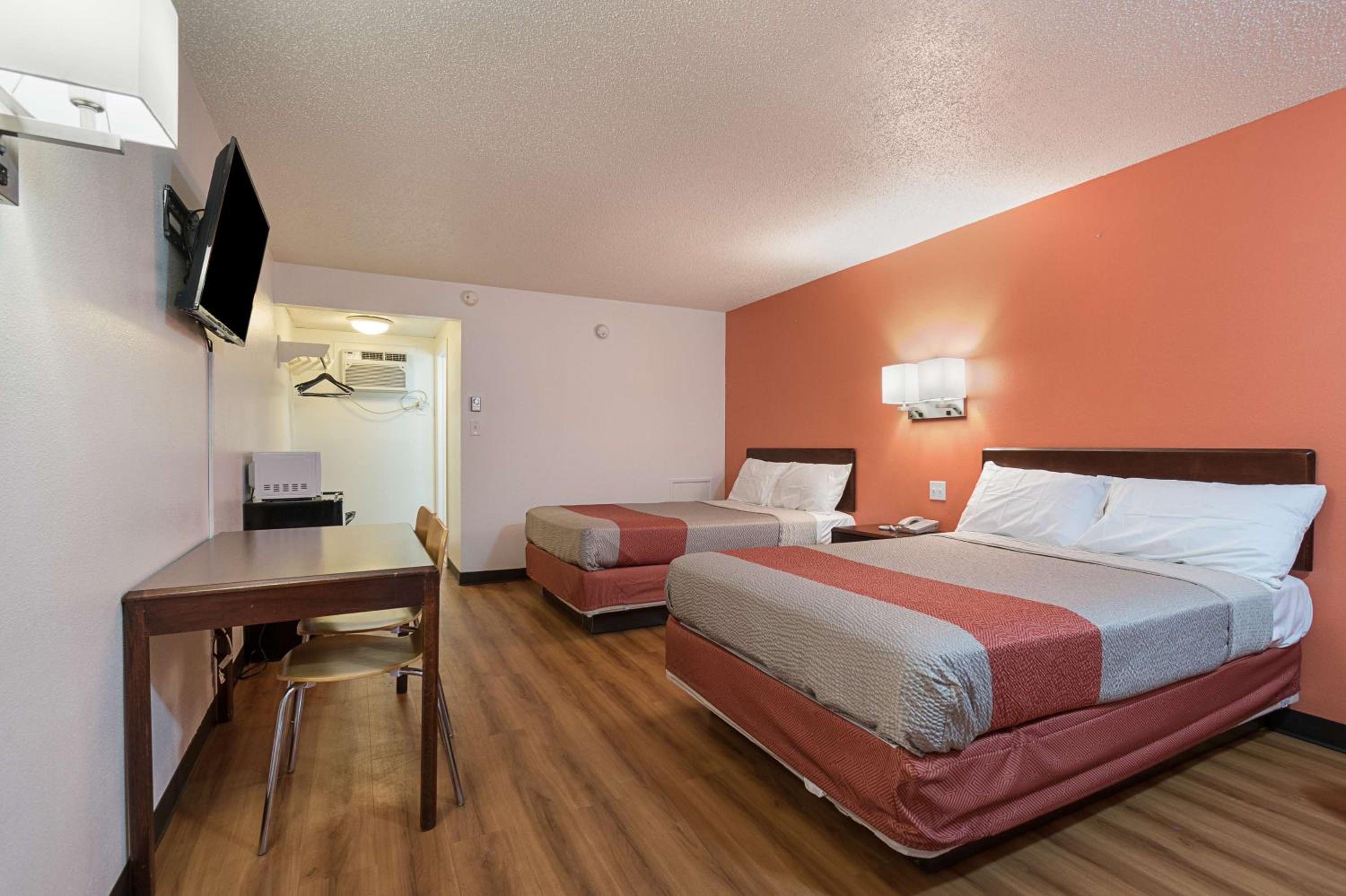 Queen Room with Two Queen Beds - Non-Smoking - Photo 2