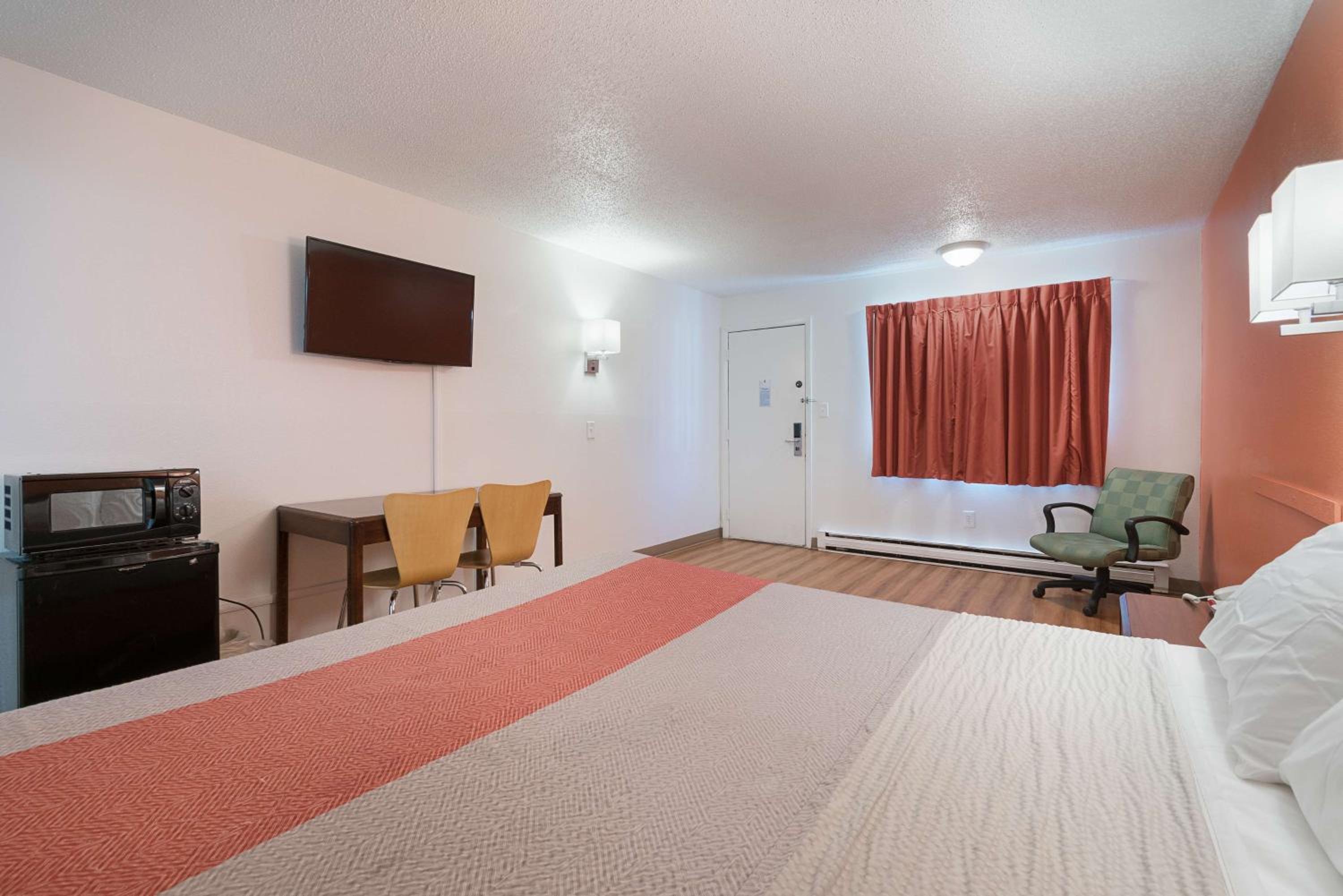 King Room - Non-Smoking - Photo 9