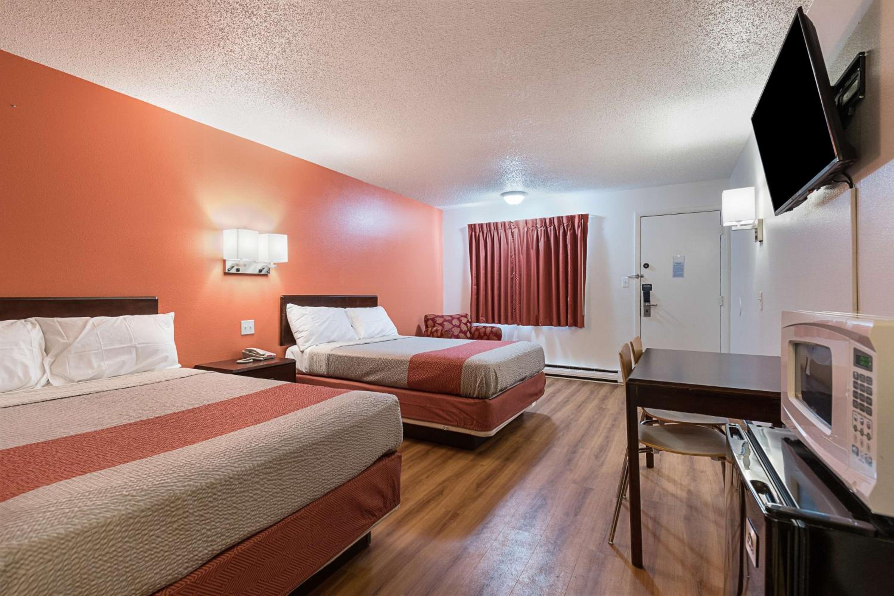 Queen Room with Two Queen Beds - Non-Smoking - Photo 3