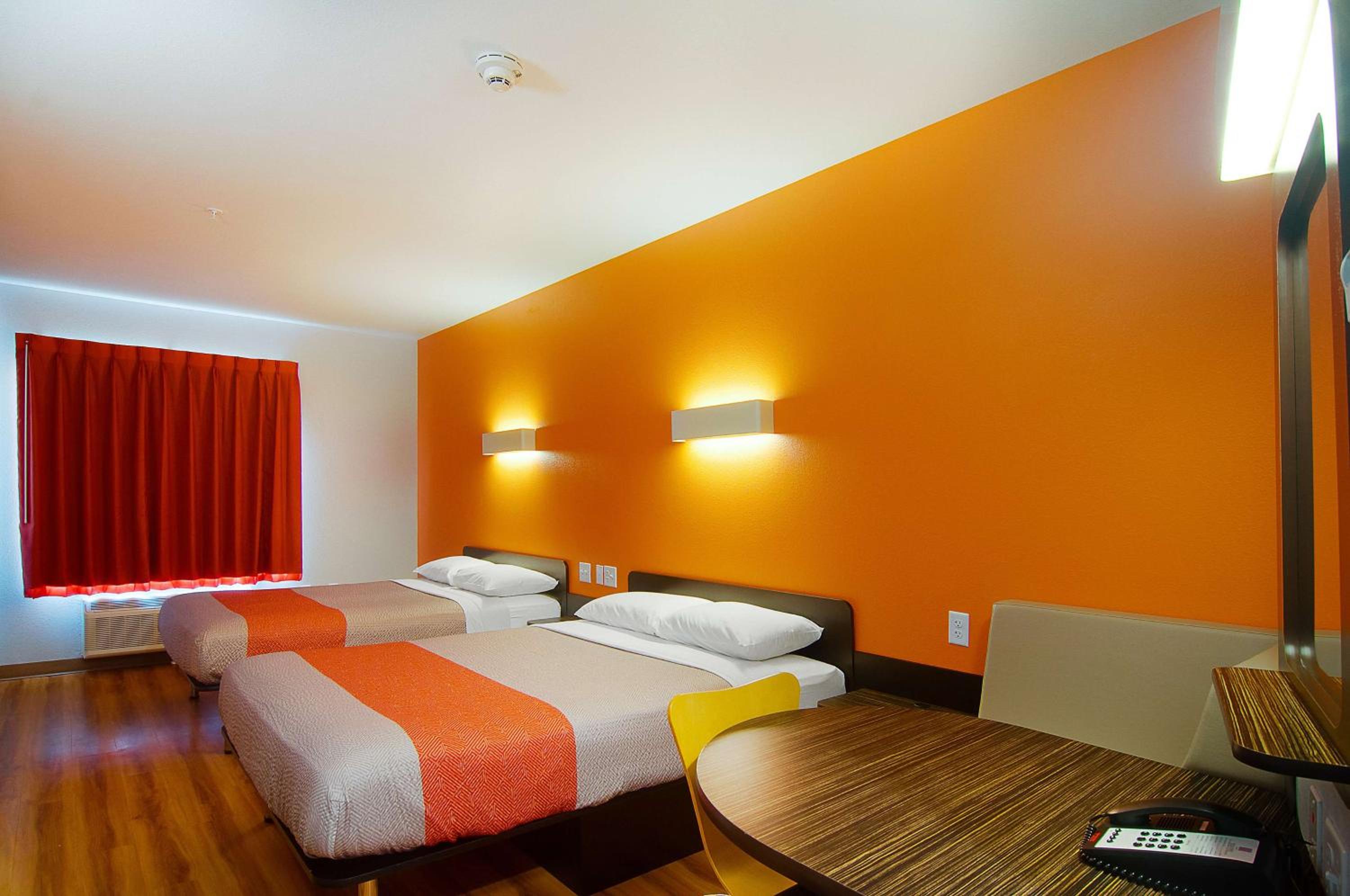 Queen Room with Two Queen Beds - Non-Smoking photo 3