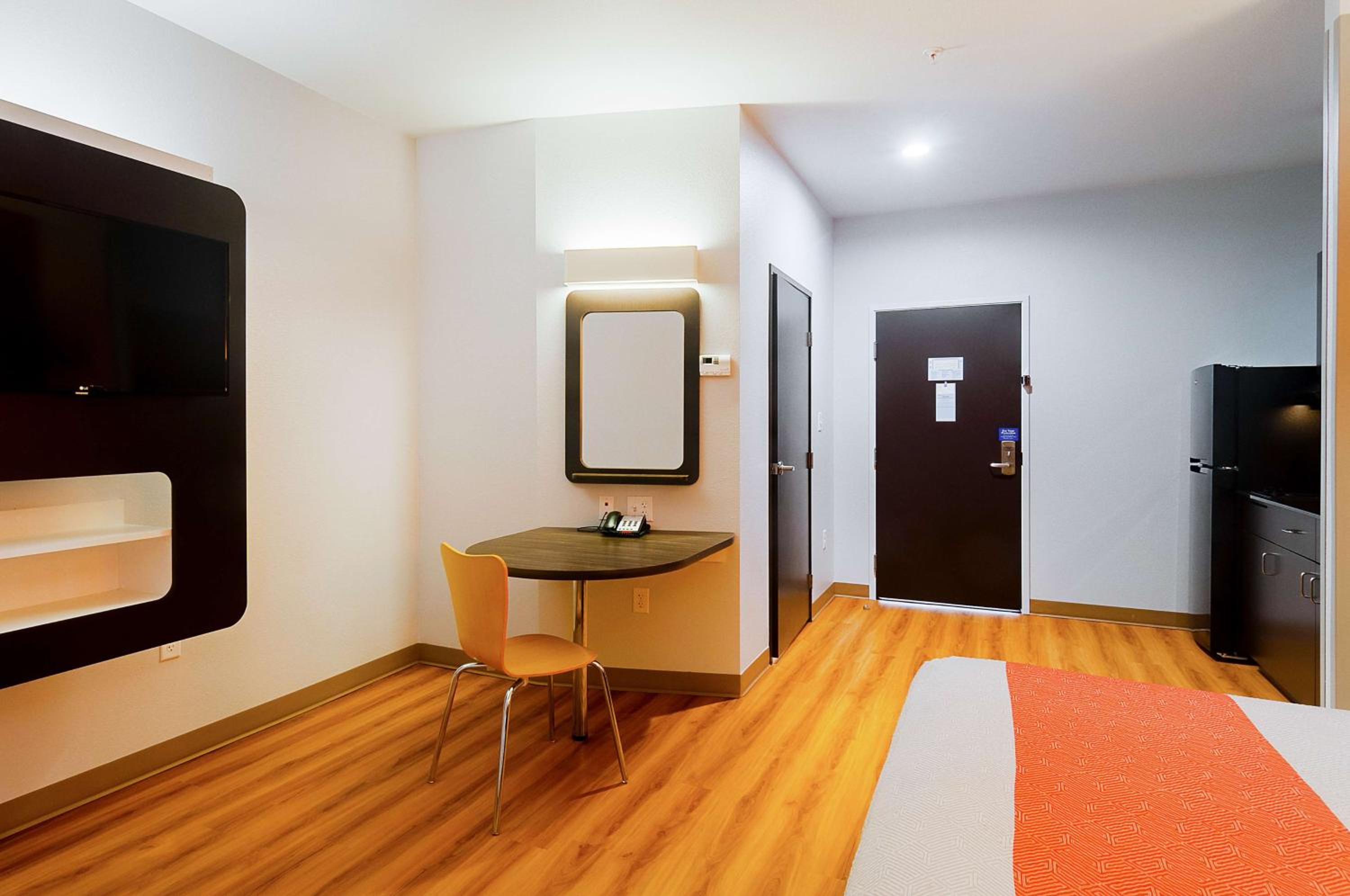 Deluxe King Room - Non-Smoking photo 1
