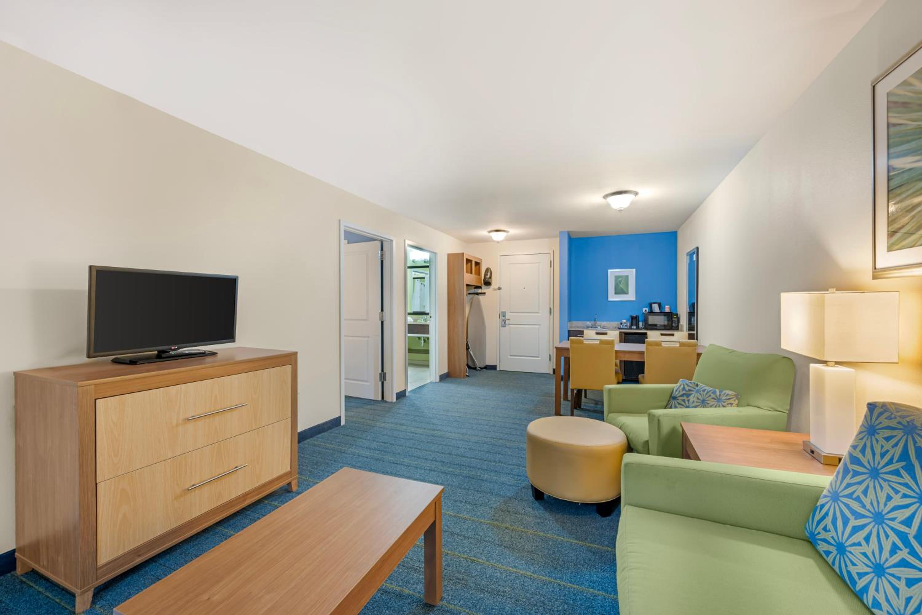 King Suite with Living Room - Non Smoking photo 3