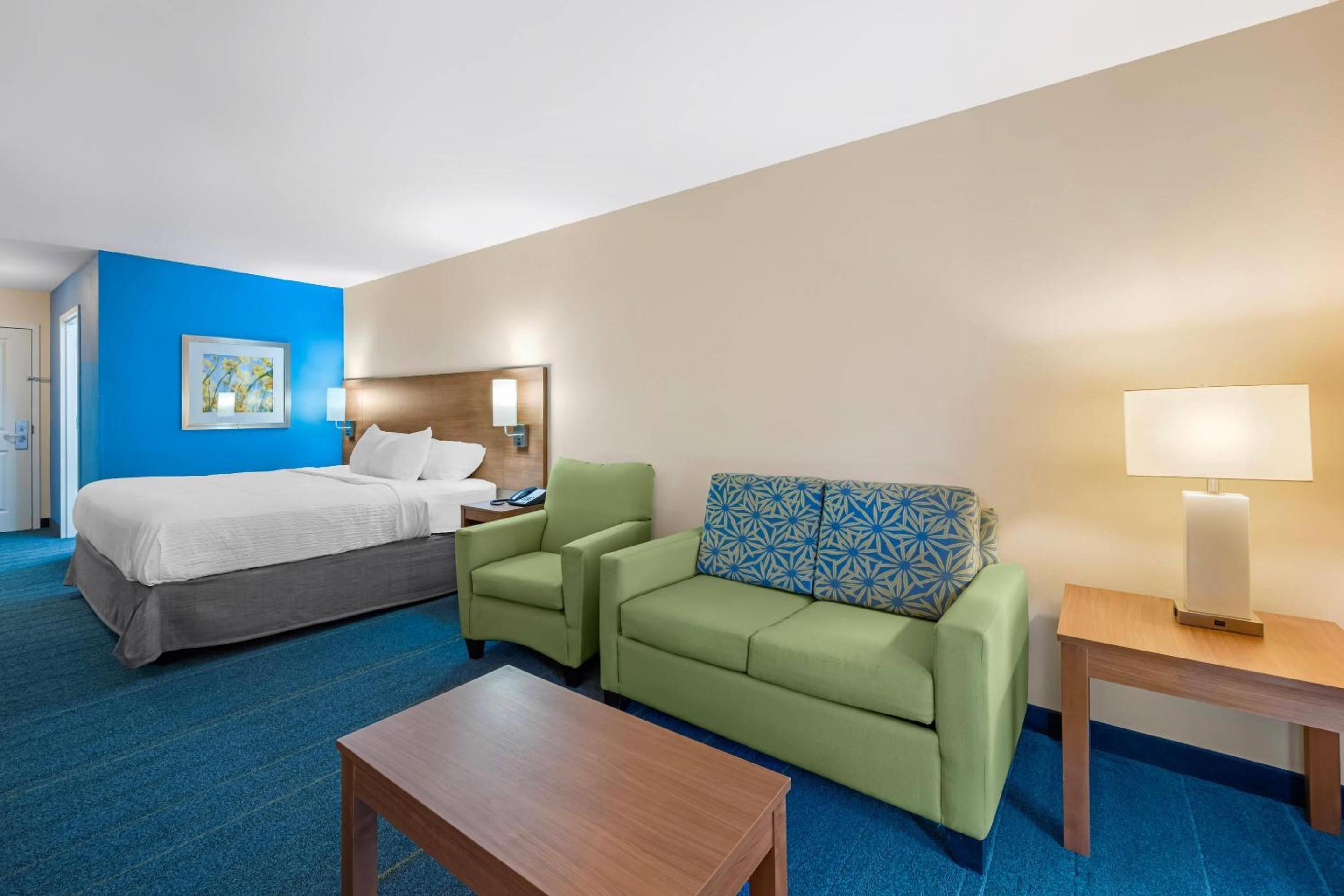 Accessible King Suite 1-person Sofabed Nonsmoking photo 3