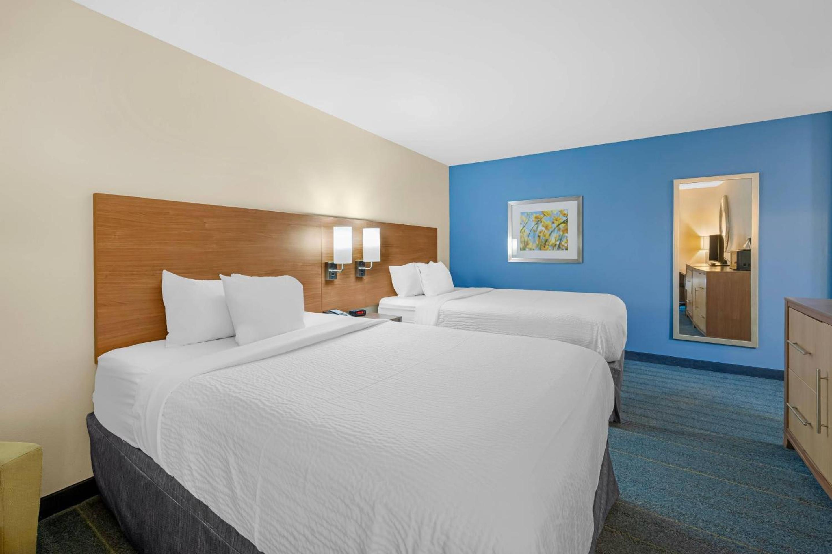 Quadruple Room with Two Queen Beds and Roll-In Shower - Non Smoking photo 1