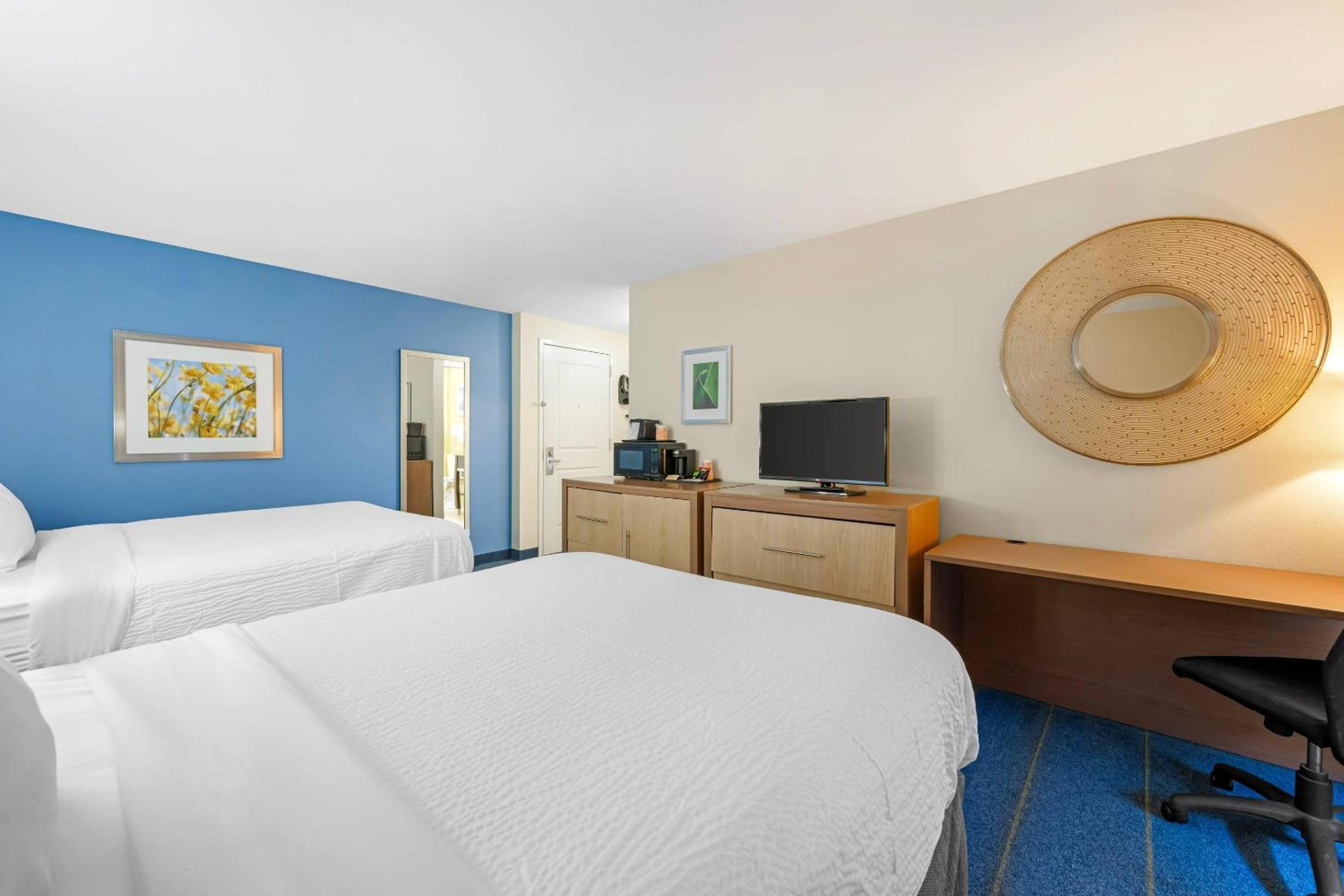 Quadruple Room with Two Queen Beds - Non Smoking photo 2
