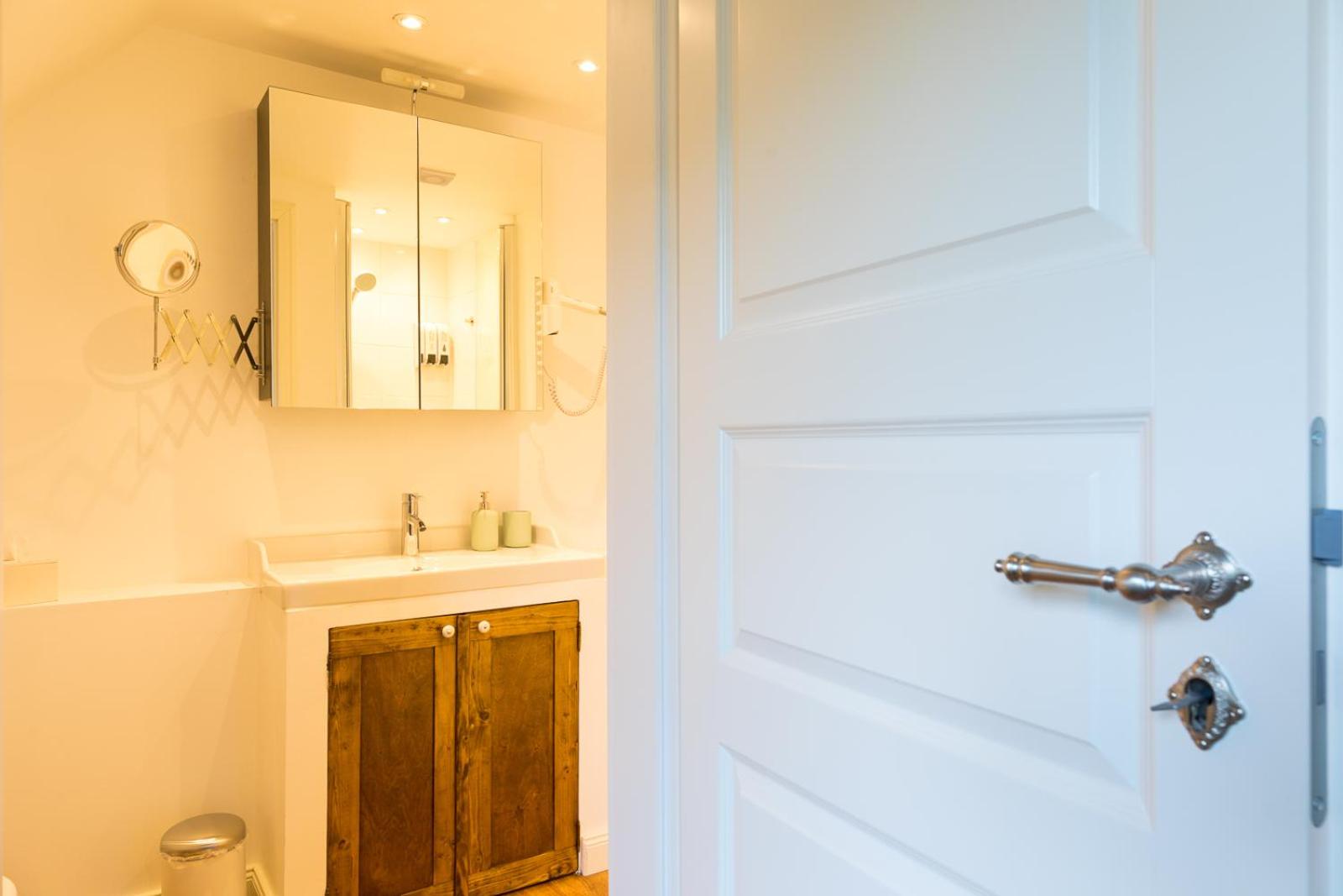 Deluxe Double Room with Shower - Photo 2