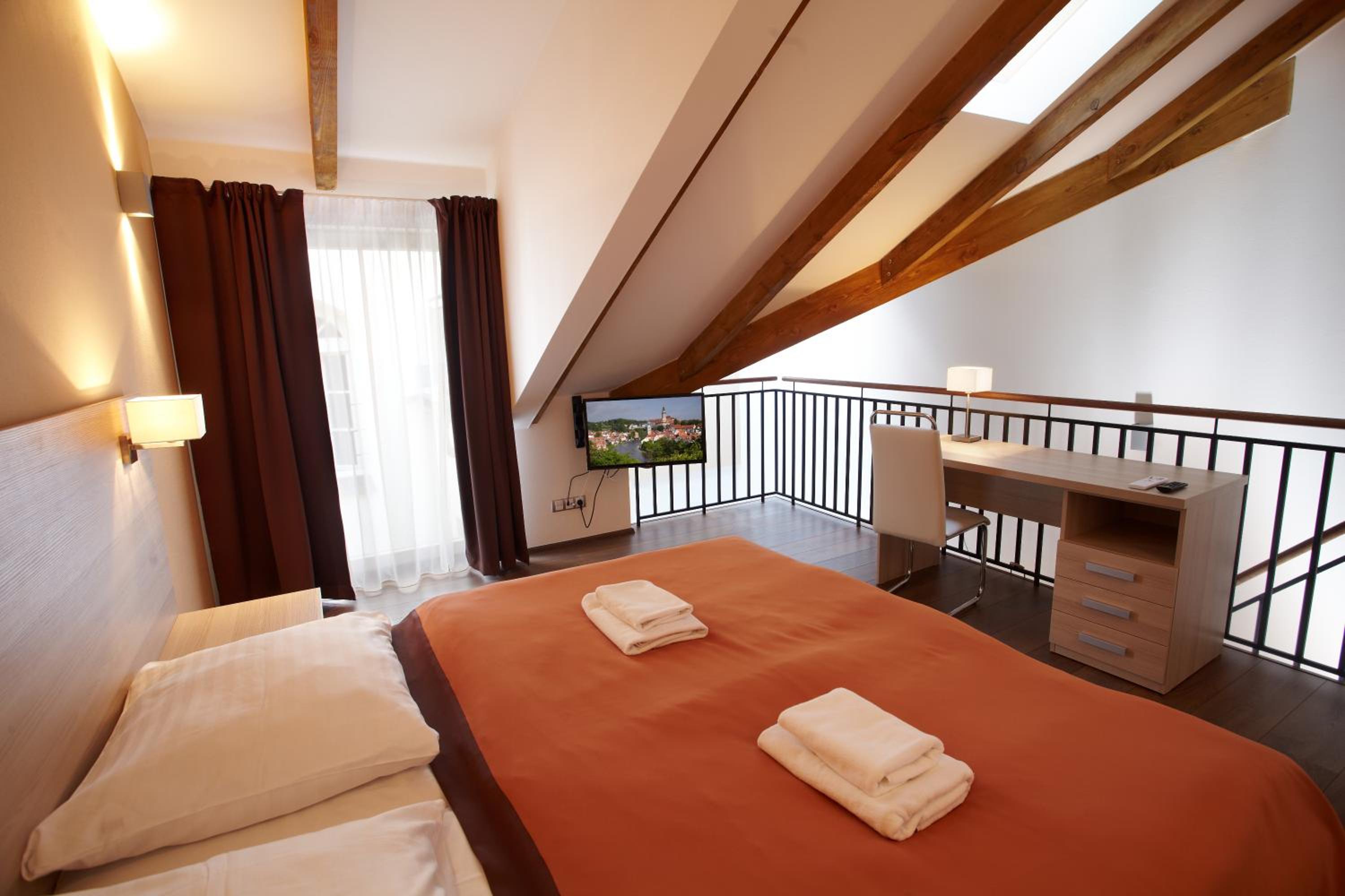 One-Bedroom Apartment with Terrace - Split Level - Photo 3