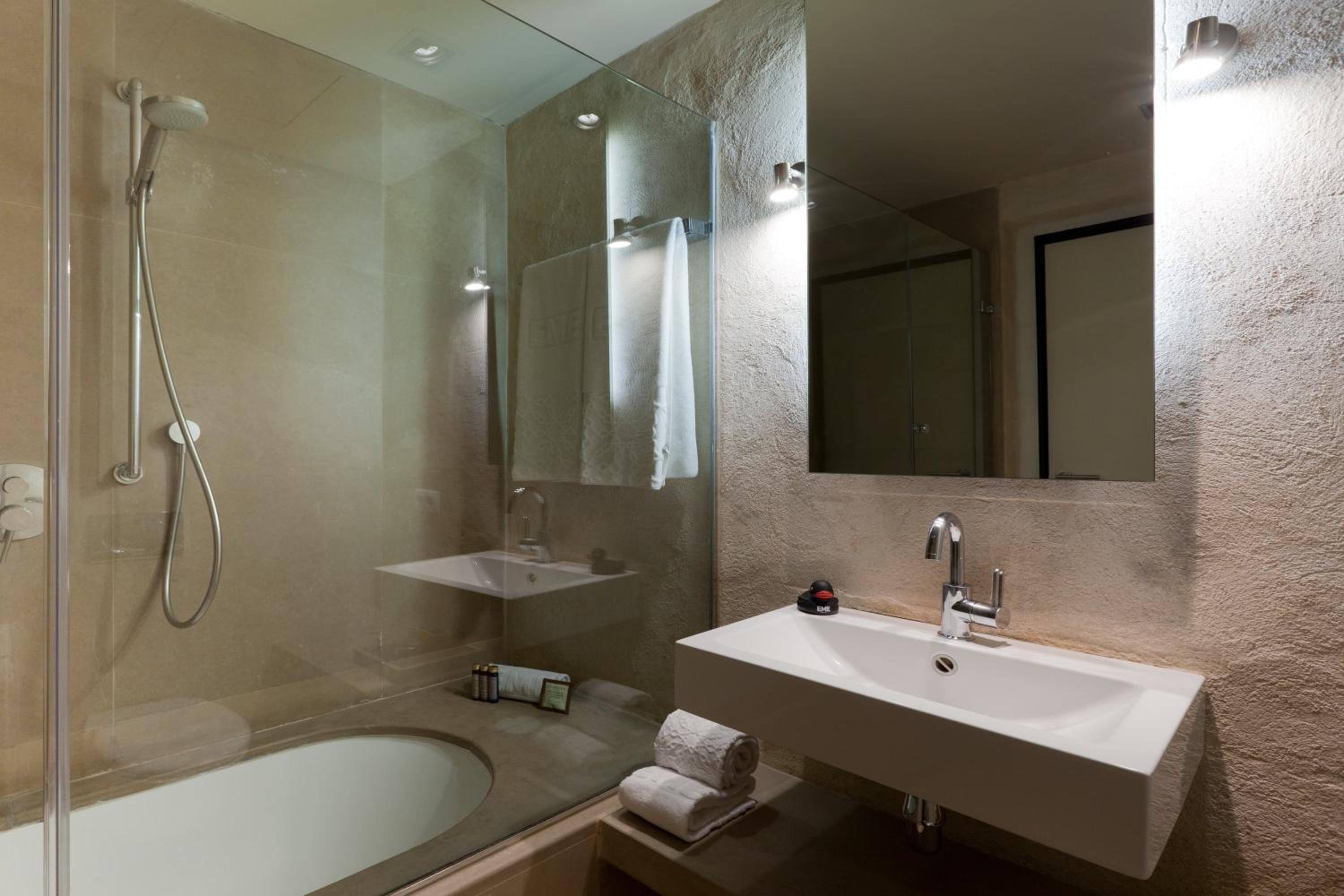 Deluxe Double Room with Views - Photo 11