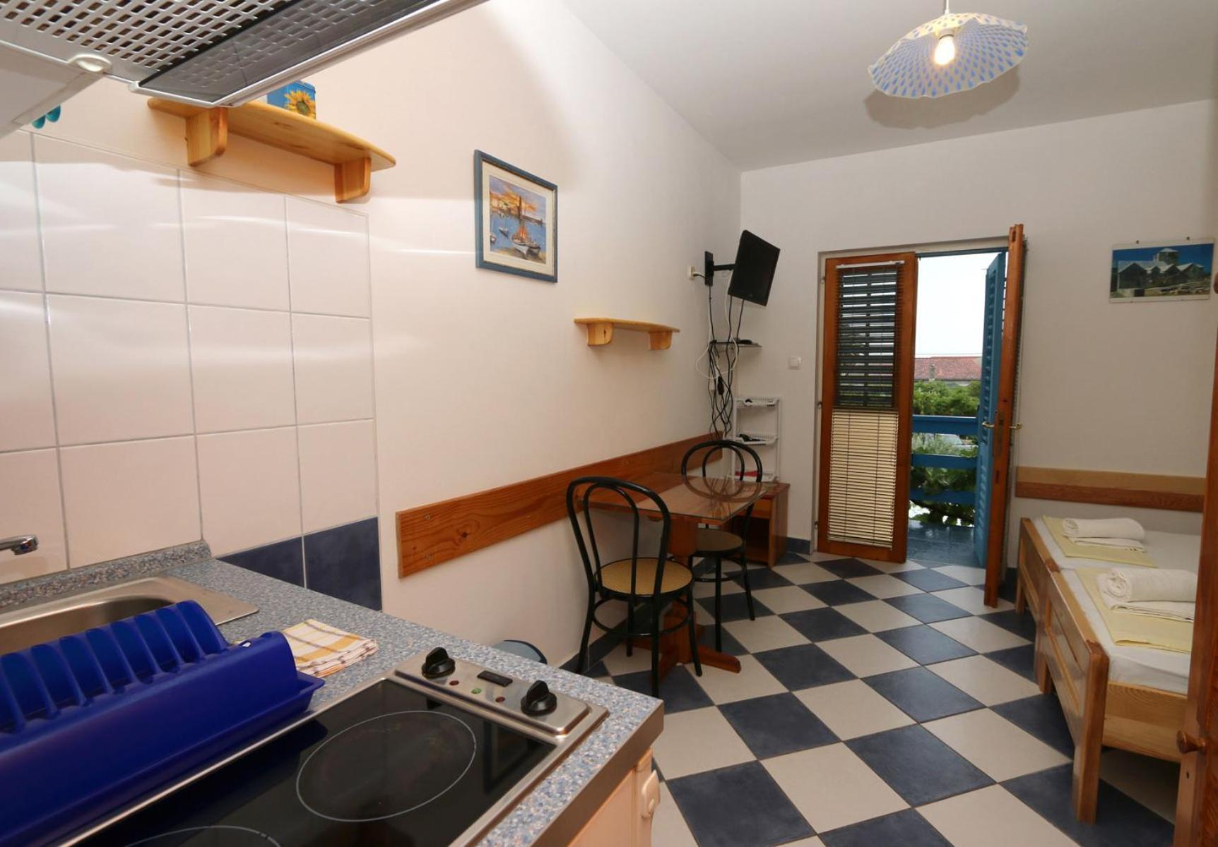 Twin Room with Private Bathroom - Photo 6