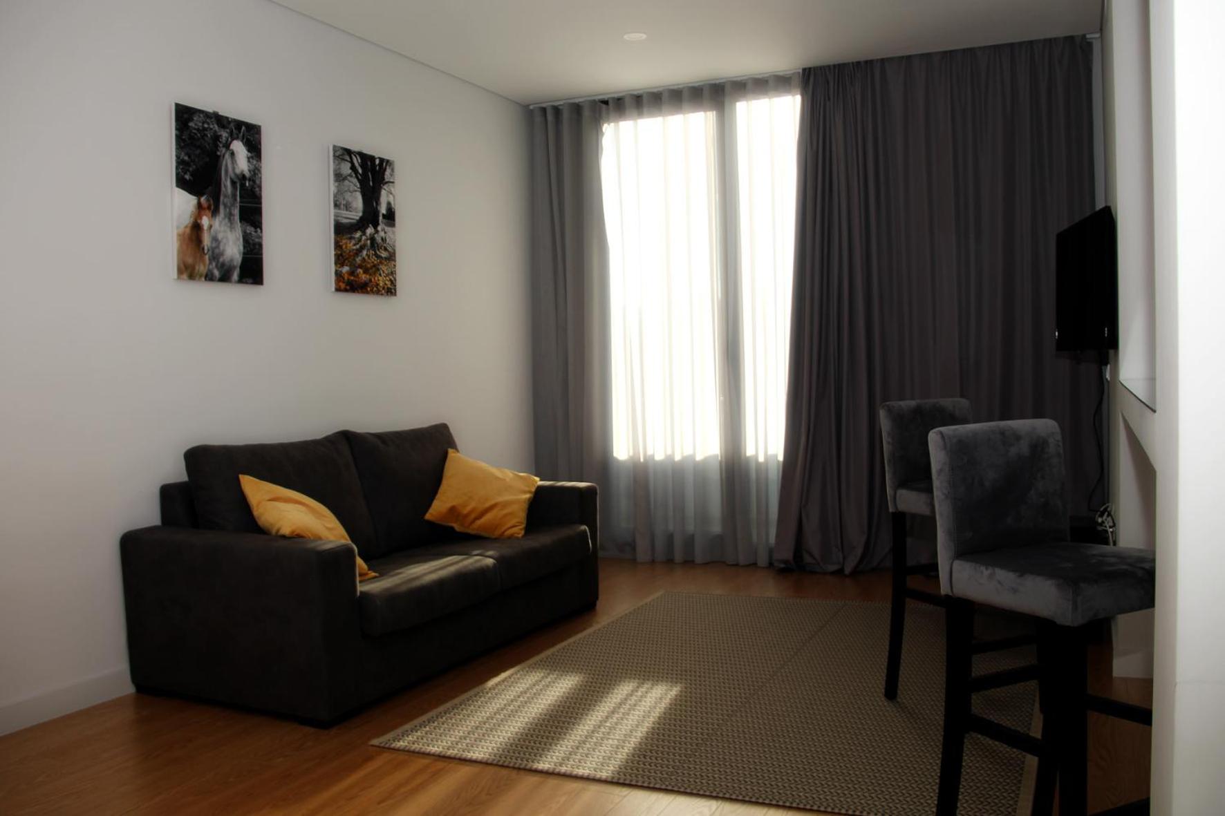 One-Bedroom Apartment - Photo 2