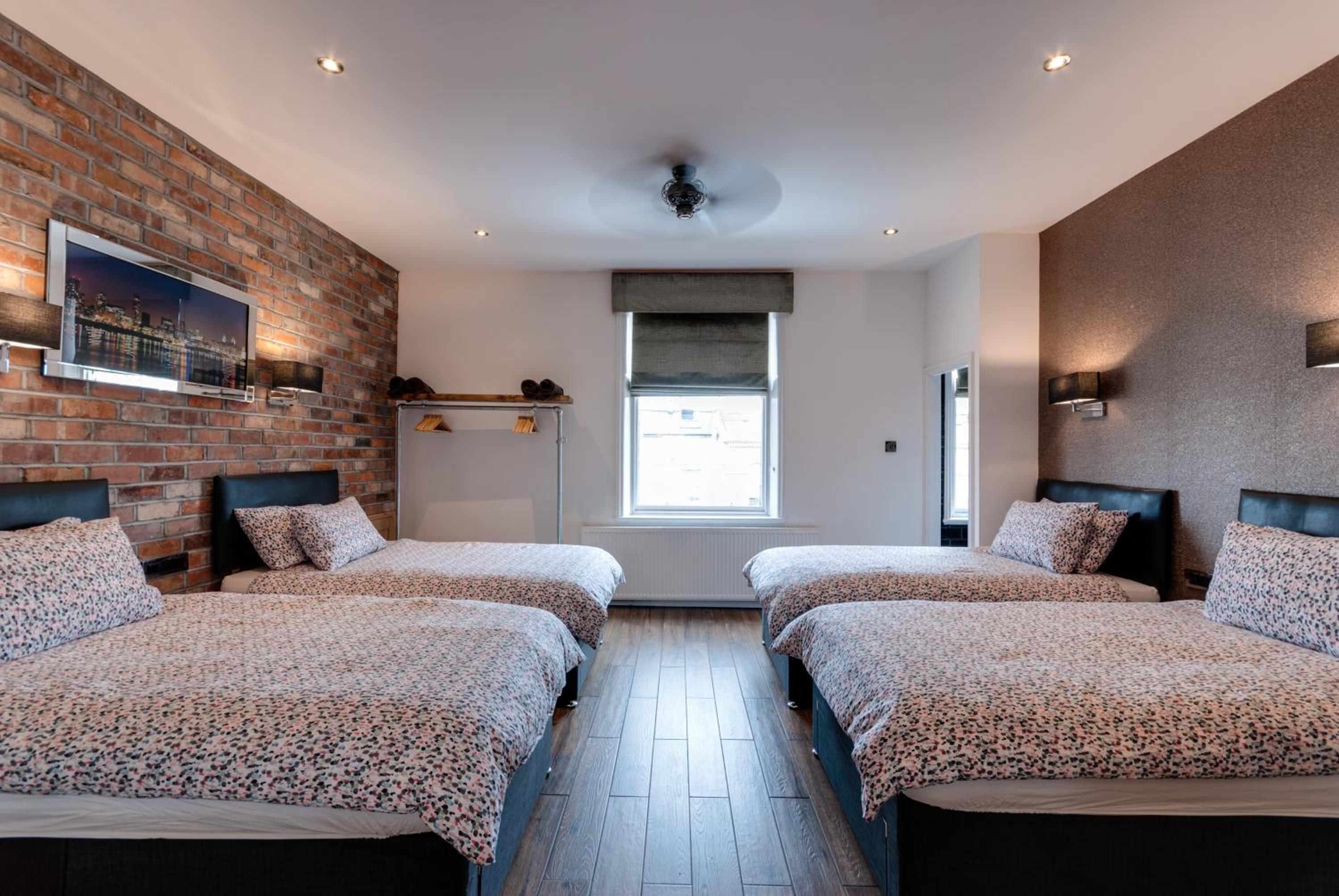 8-Person Apartment - Photo 11