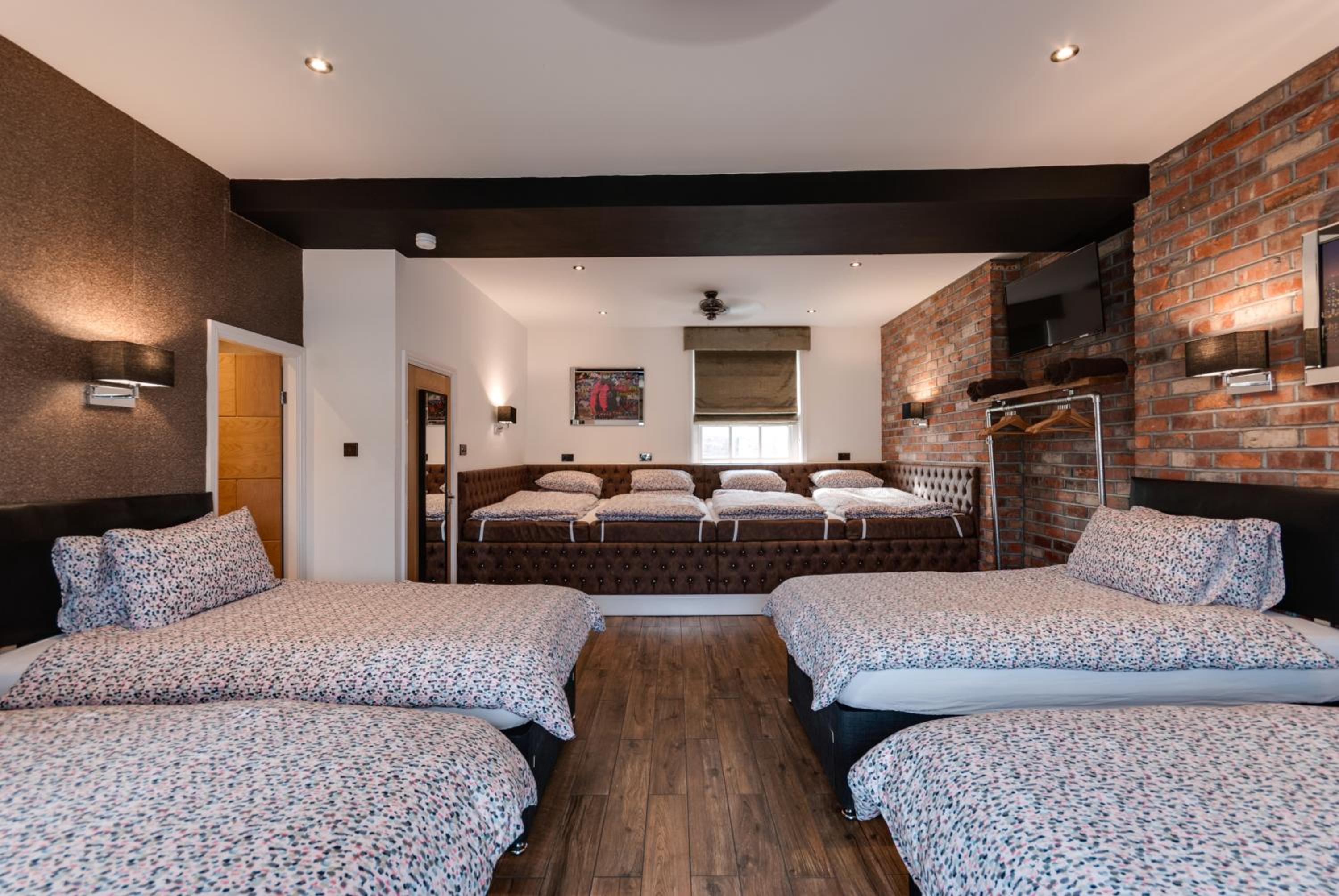 8-Person Apartment - Photo 12