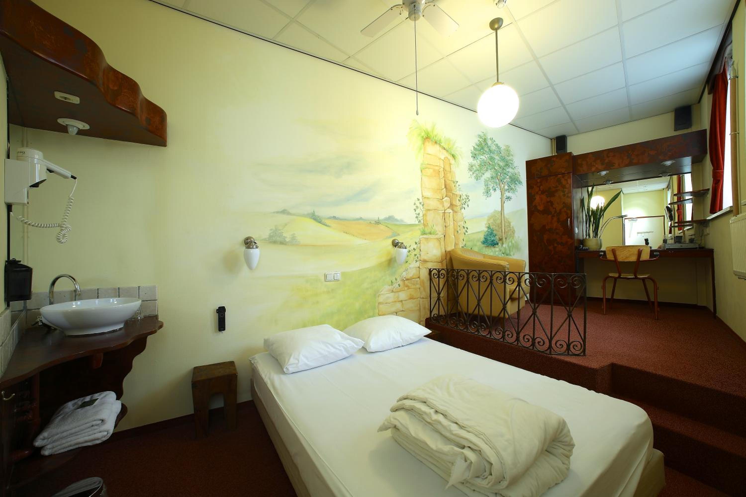 Basic Double Room photo 2