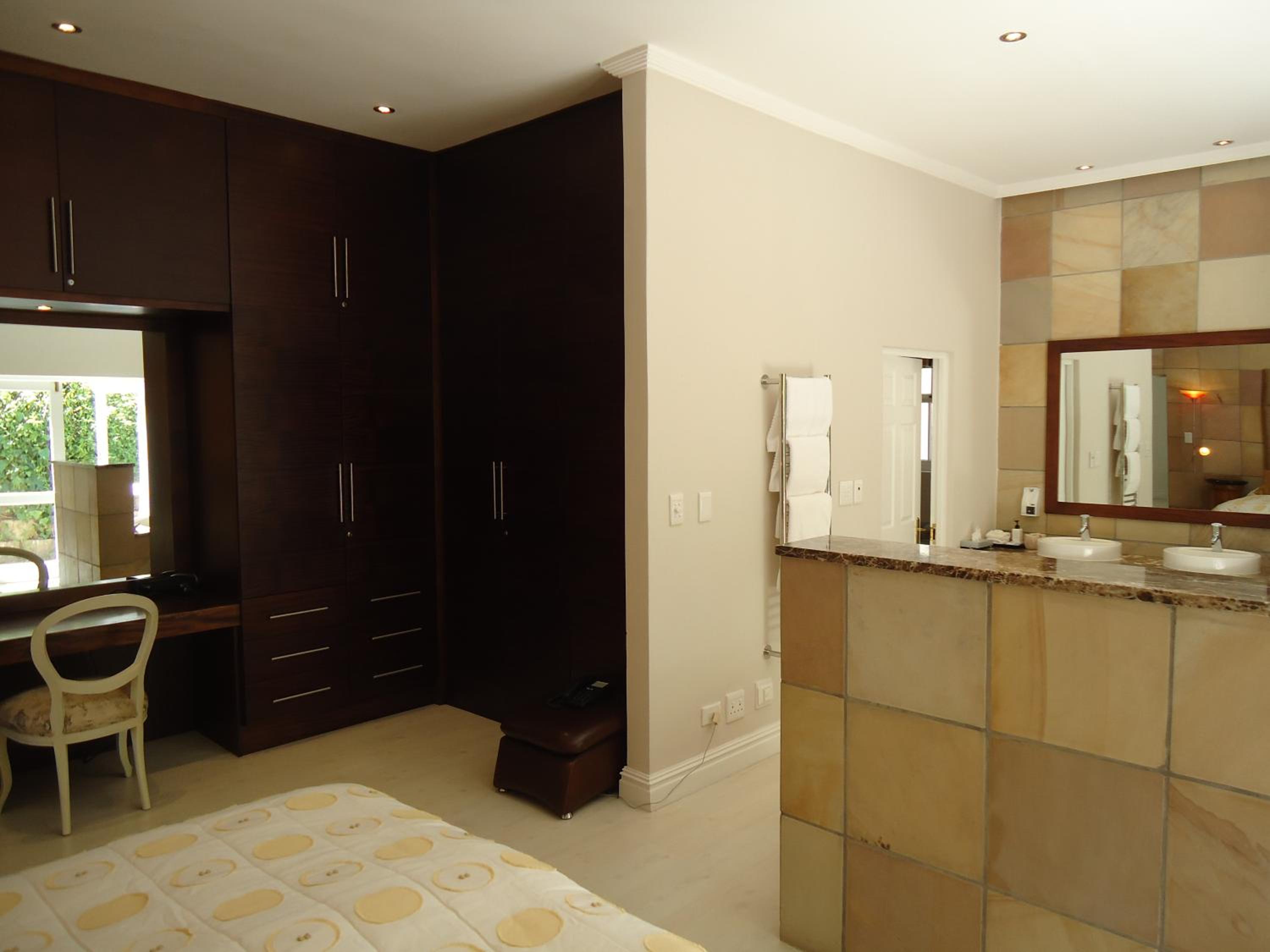 Suite - Photo 10