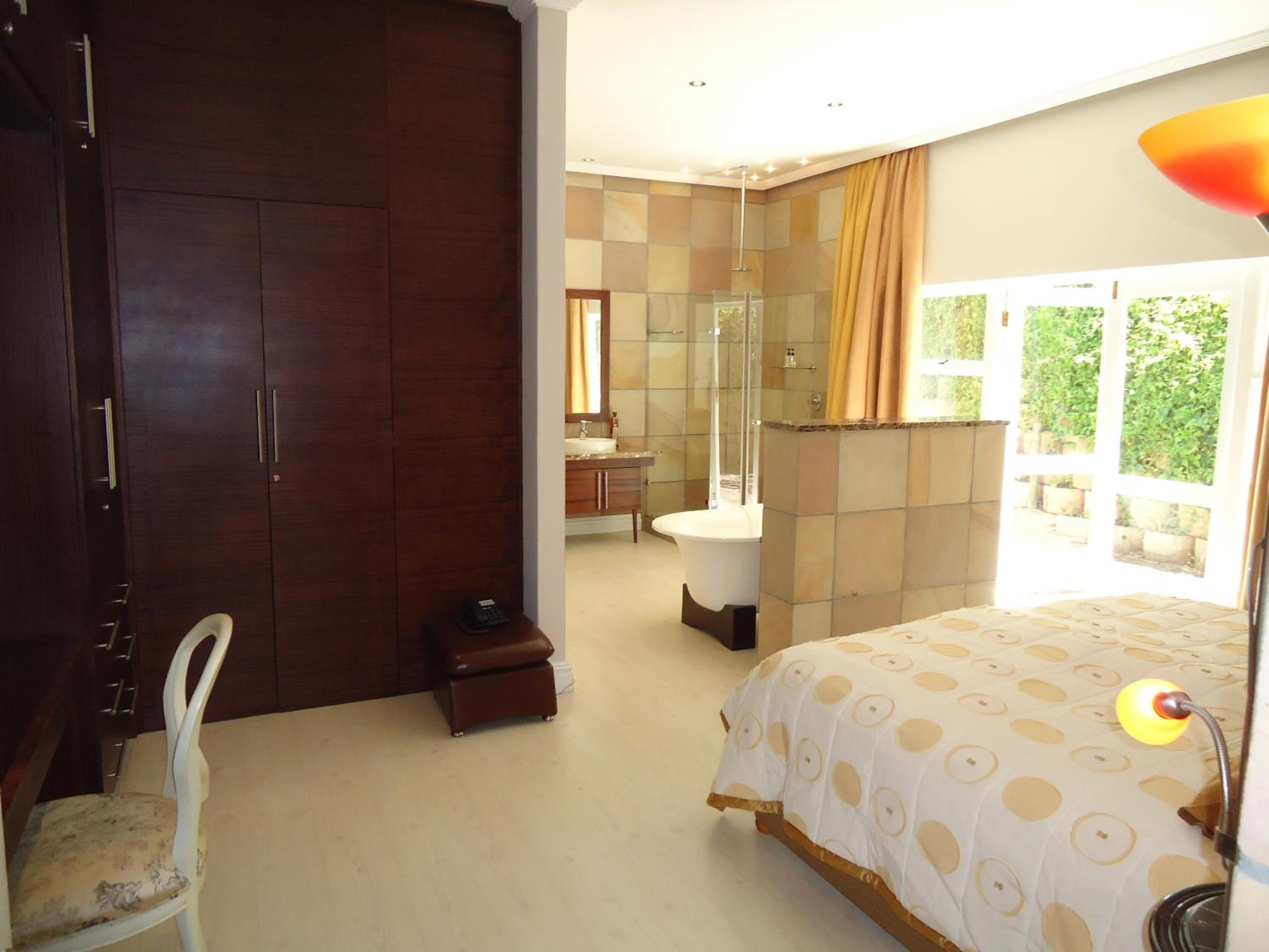Suite - Photo 1