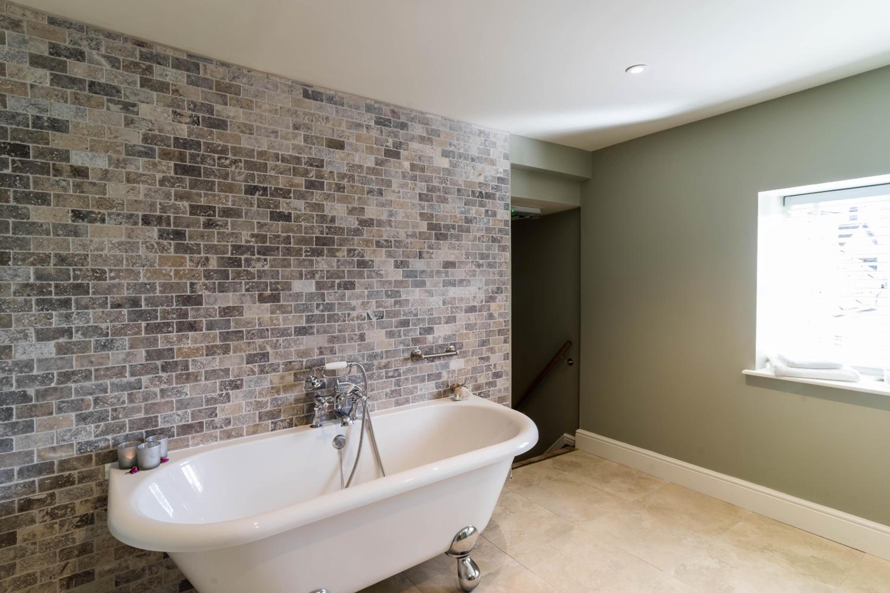 Deluxe Double Room with Bath - Photo 8