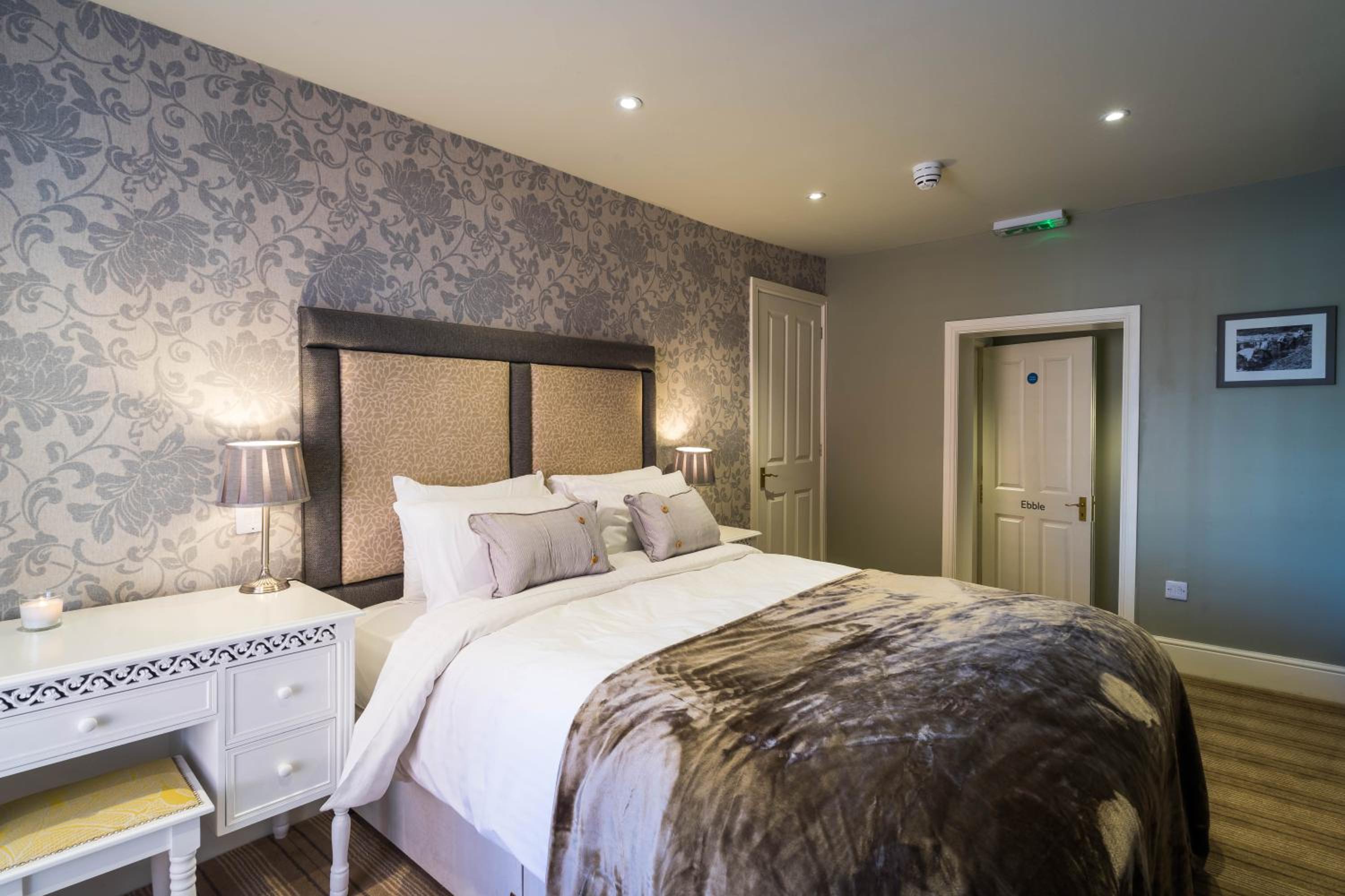 Deluxe Double Room with Bath - Photo 1