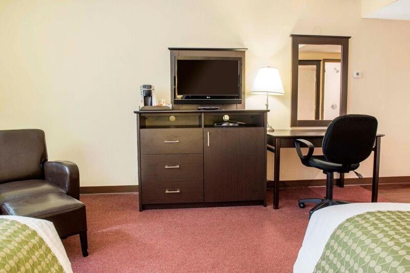 Queen Room - Non-Smoking - Photo 1