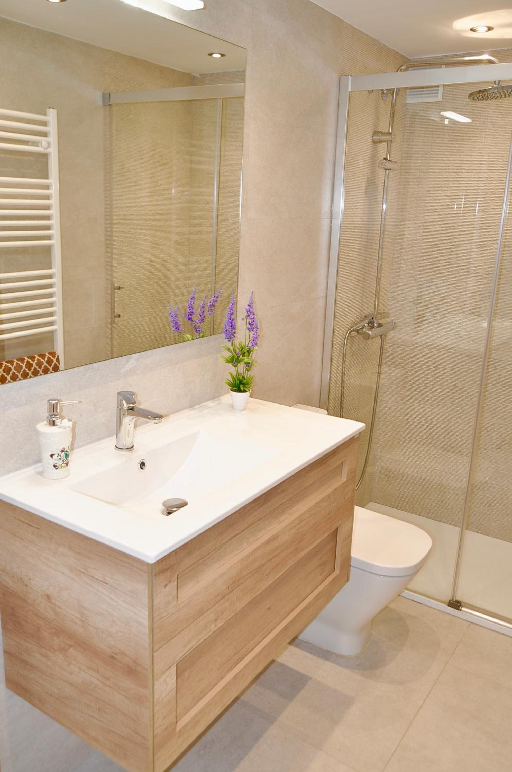 Deluxe King Suite - Photo 22