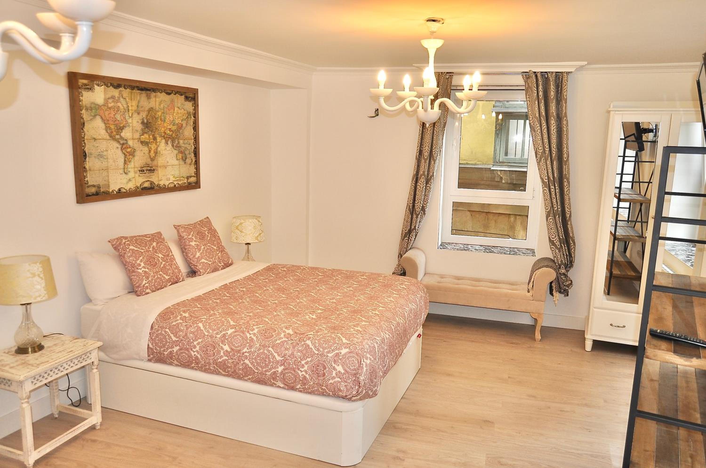 Deluxe King Suite - Photo 17