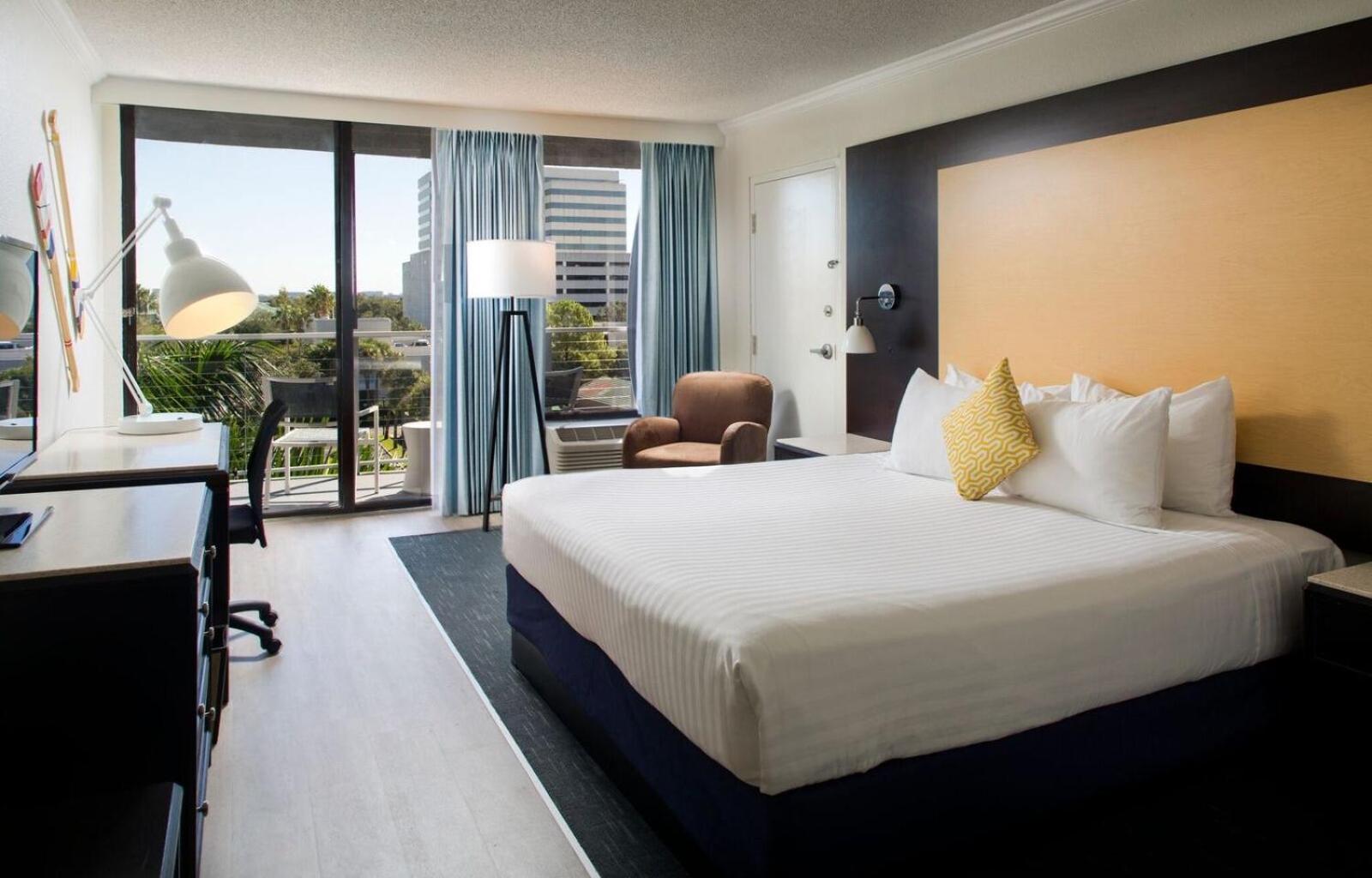King Room With Roll-In Shower - Disability Access