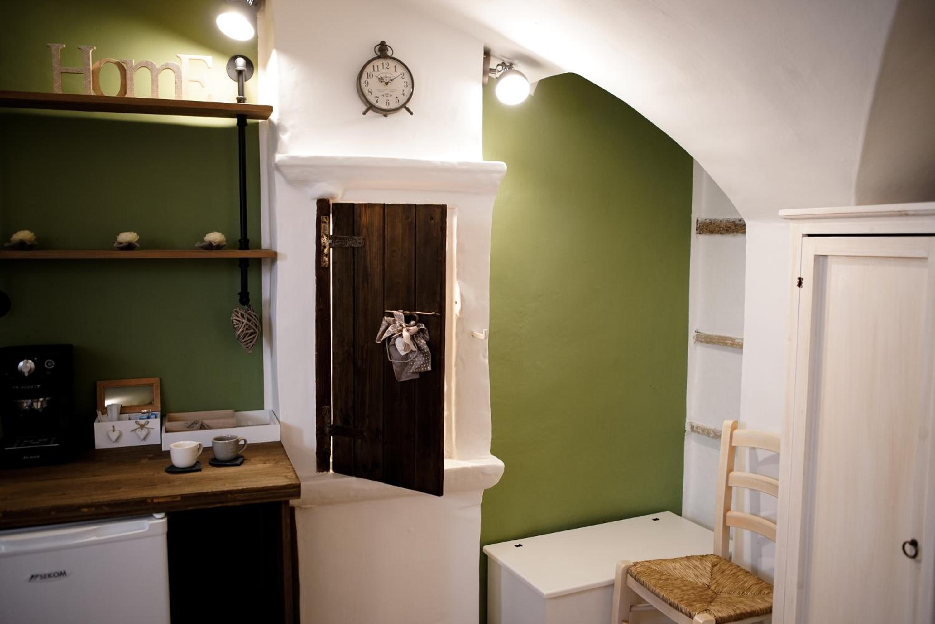 One-Bedroom House - Photo 26
