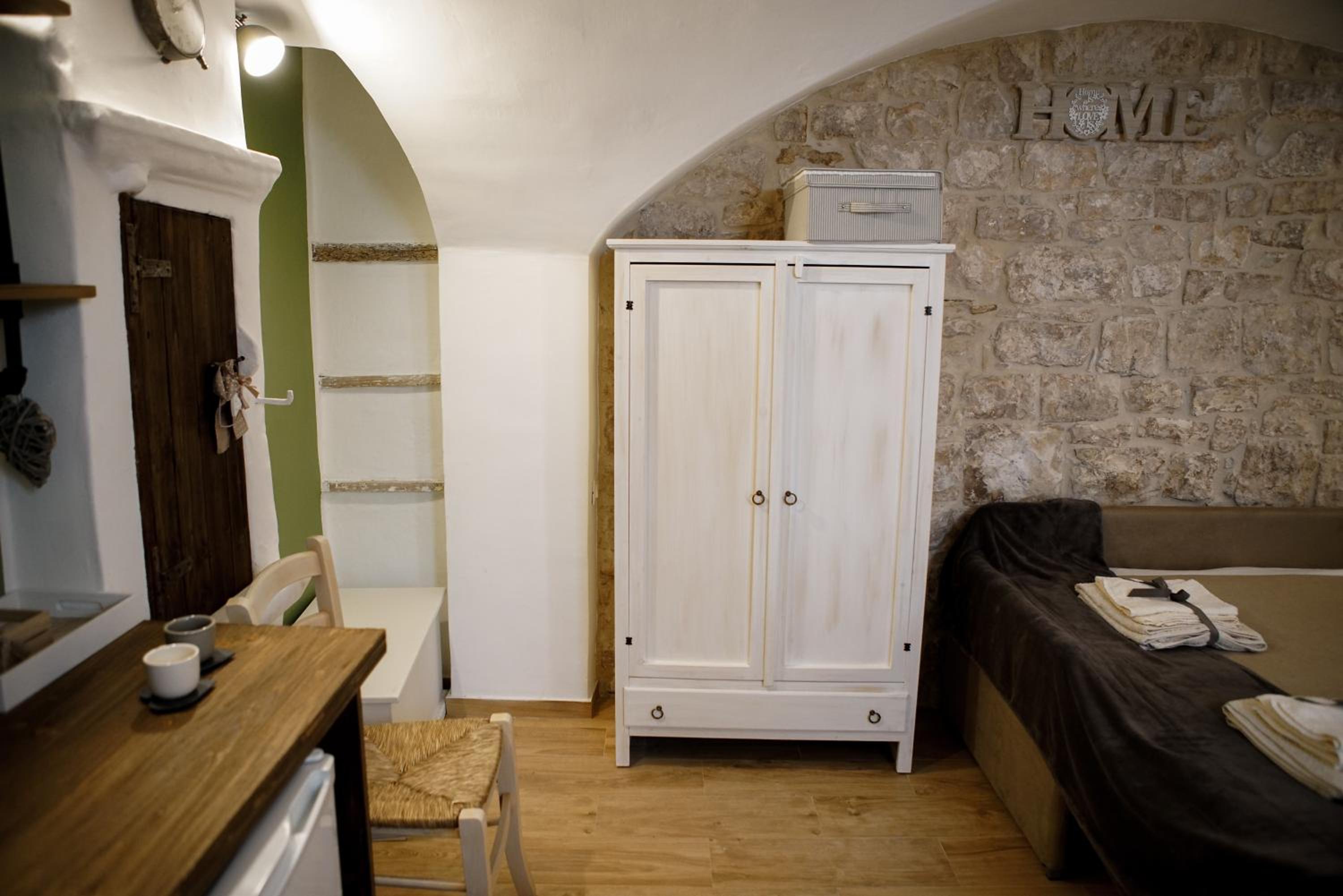 One-Bedroom House - Photo 15
