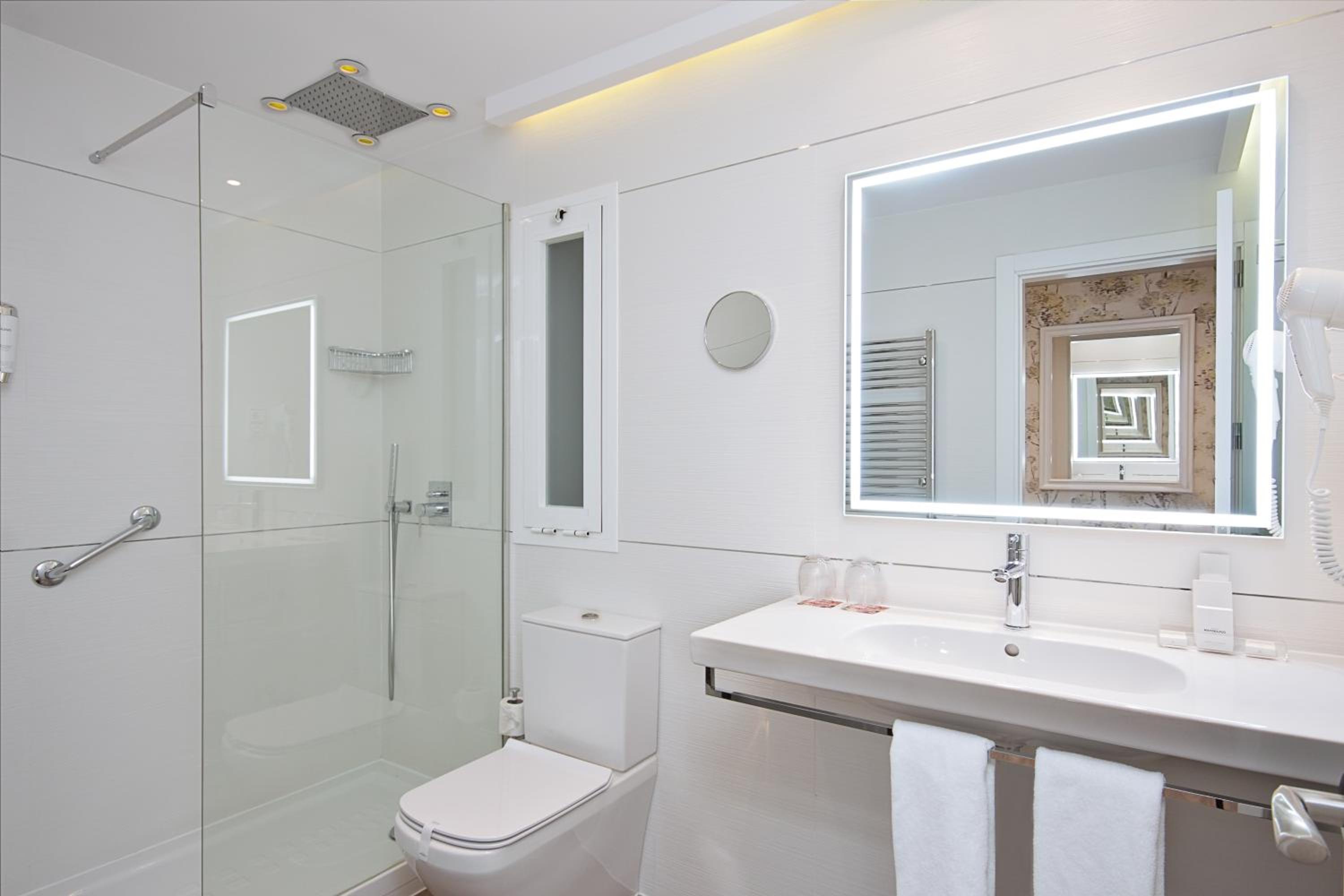 Double or Twin Room - Photo 9