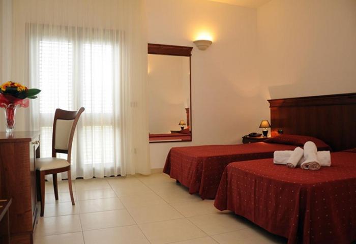 Quadruple Room with Pool View - Photo 4