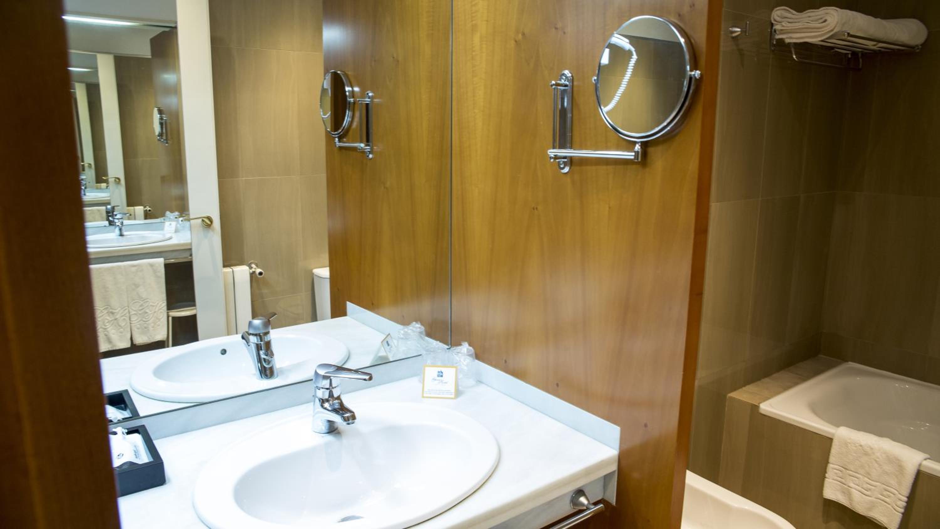 Double or Twin Room - Photo 12