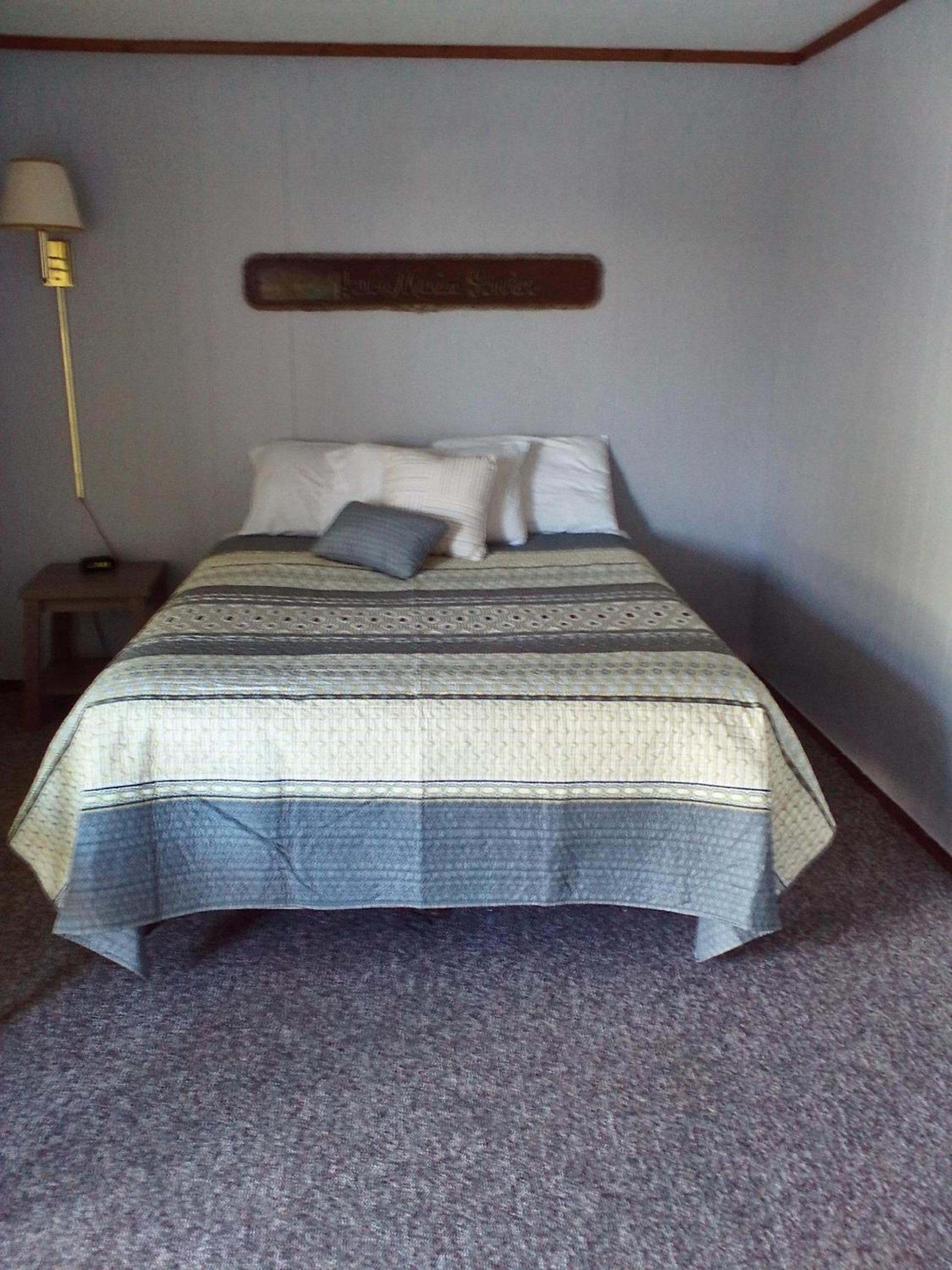 Queen Room photo 2