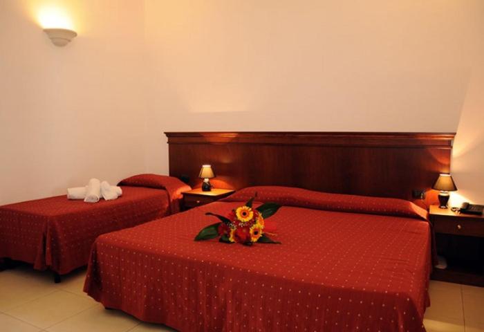 Quadruple Room with Pool View - Photo 5