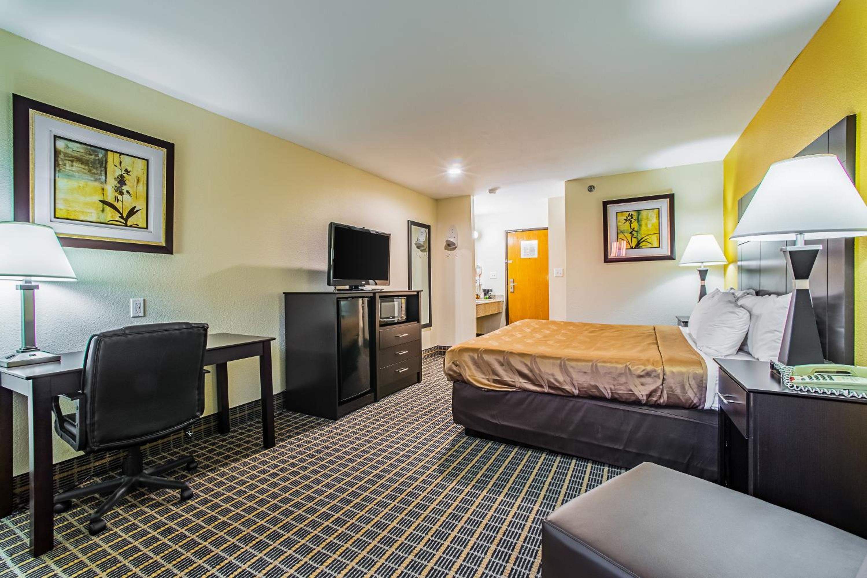 Standard King Room - Non-Smoking  - Photo 3