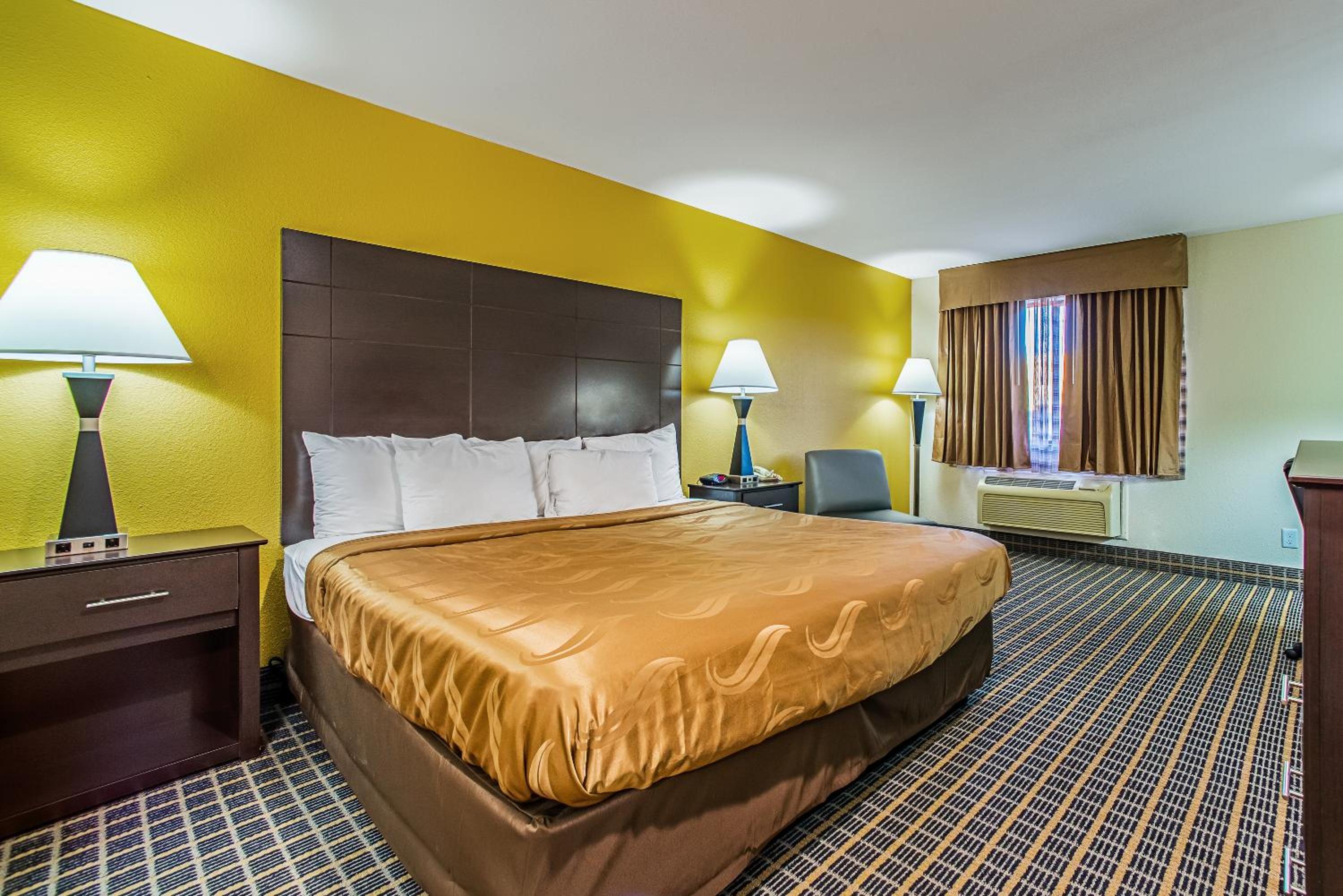 Standard King Room - Non-Smoking  - Photo 6